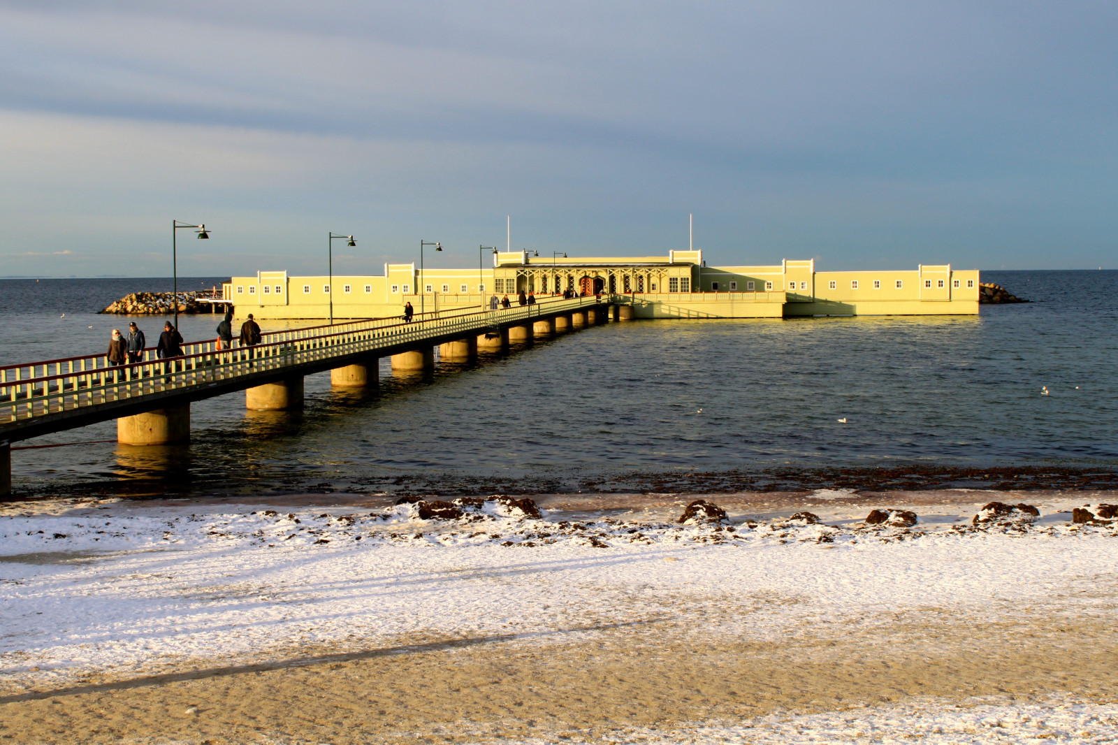 moře, záliv, voda, pobřeží, písek, vozidlo, pláž, pobřeží, most, horizont, molo, Švédsko, doprava, chodník, světlo, oceán, vlna, Ribersborg, ribban, Brygga, Malmo, dřevěný, Kallis, kallbadhuset, bathinghouse, kanál, tělo z vody, vlnolam