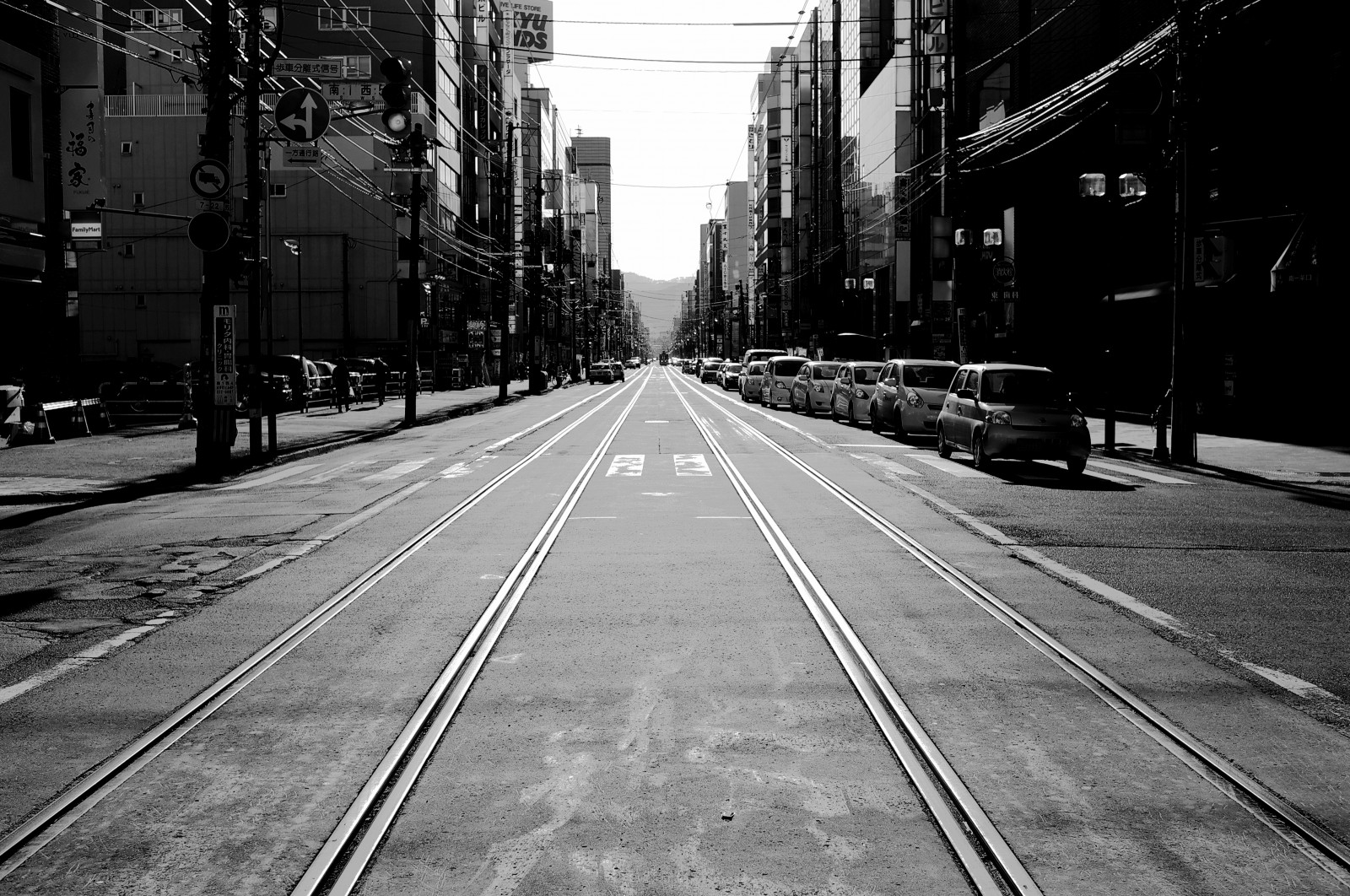 Černá, černobílý, město, ulice, panoráma města, noc, silnice, provoz, infrastruktura, tělesné, příběh, leicax1, alej, tvar, čára, tma, dráha, pruh, urban area, Černý a bílý, monochromatické fotografování, povrch vozovky