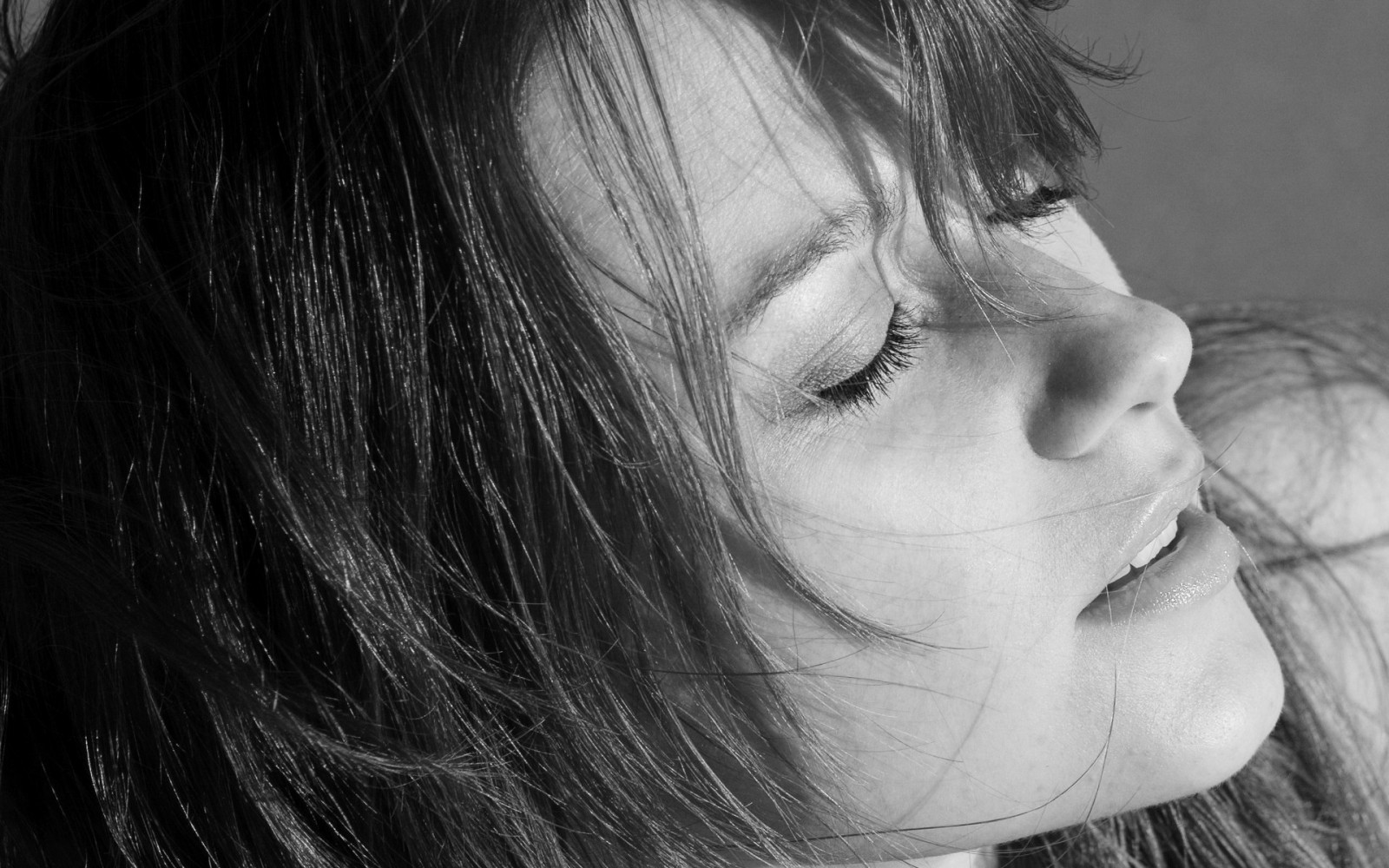 1920x1200 px, A, UMĚNÍ, kaštanový, Zavřeno, oči, tváře, ve stupních šedi, vlasy, časopis, Nomi, portréty