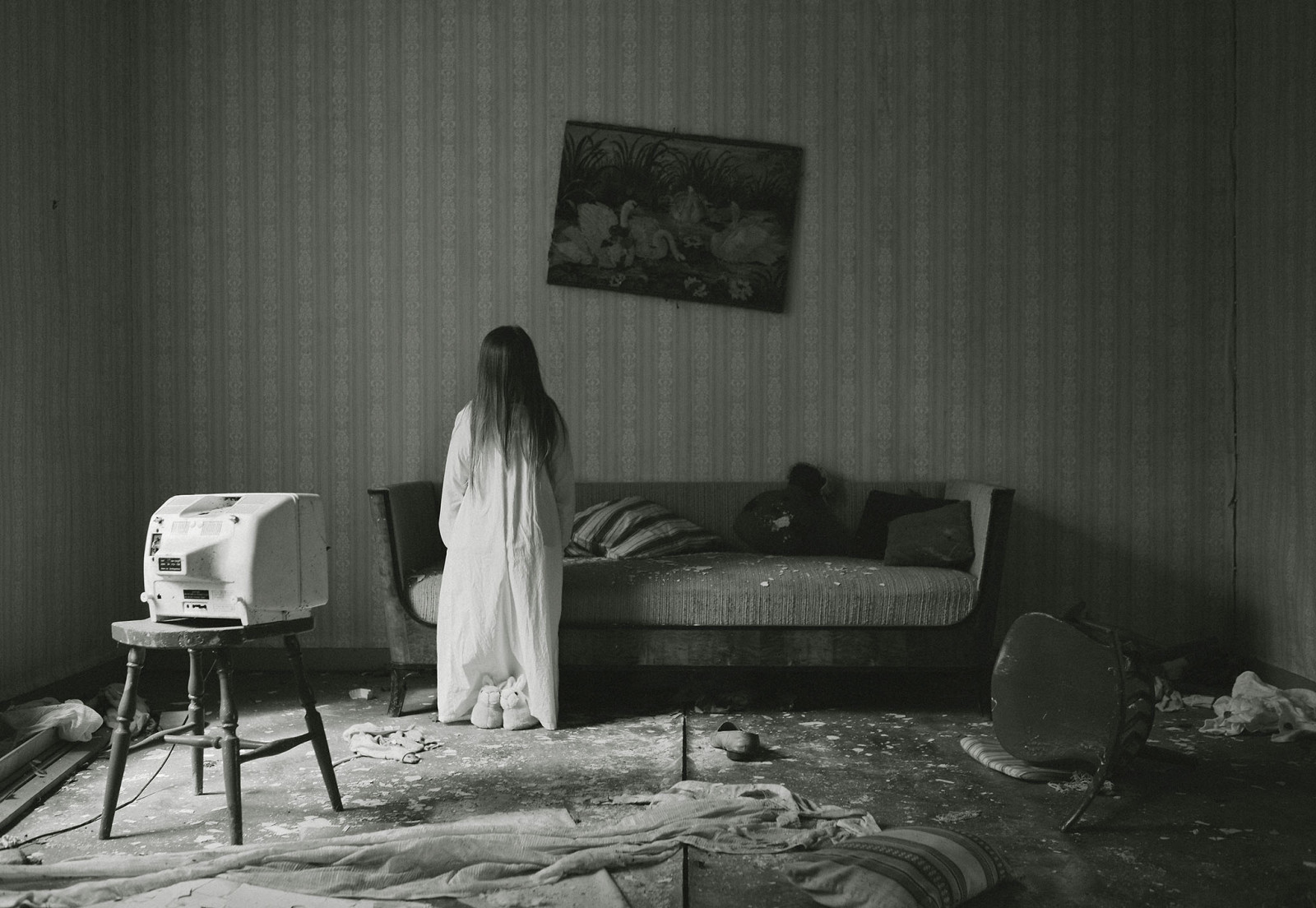 bílý, Černá, fotografie, Černý a bílý, sedící, monochromatické fotografování, fotografování, momentka, tma, nábytek, černobílý, židle, dívka, stůl, Dům, zátiší fotografování, okno, Film noir