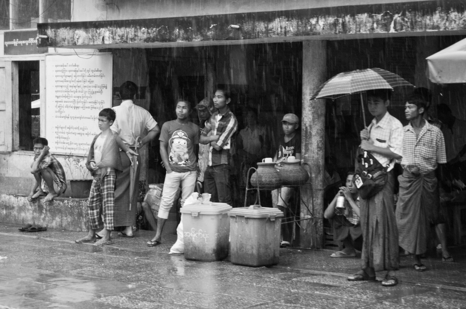 ulice, město, cestovat, lidé, městský, tělesné, déšť, počasí, vlak, město, Černá bílá, Nikon, Asie, Jihovýchodní Asie, místní obyvatelé, Burma, doprava, městský život, kultura, pouliční život, monotónní, vlakové nádraží, Myanmar, místní, každodenní život, barmská, Localtrain, BNW, d90, dešťové přeháňky