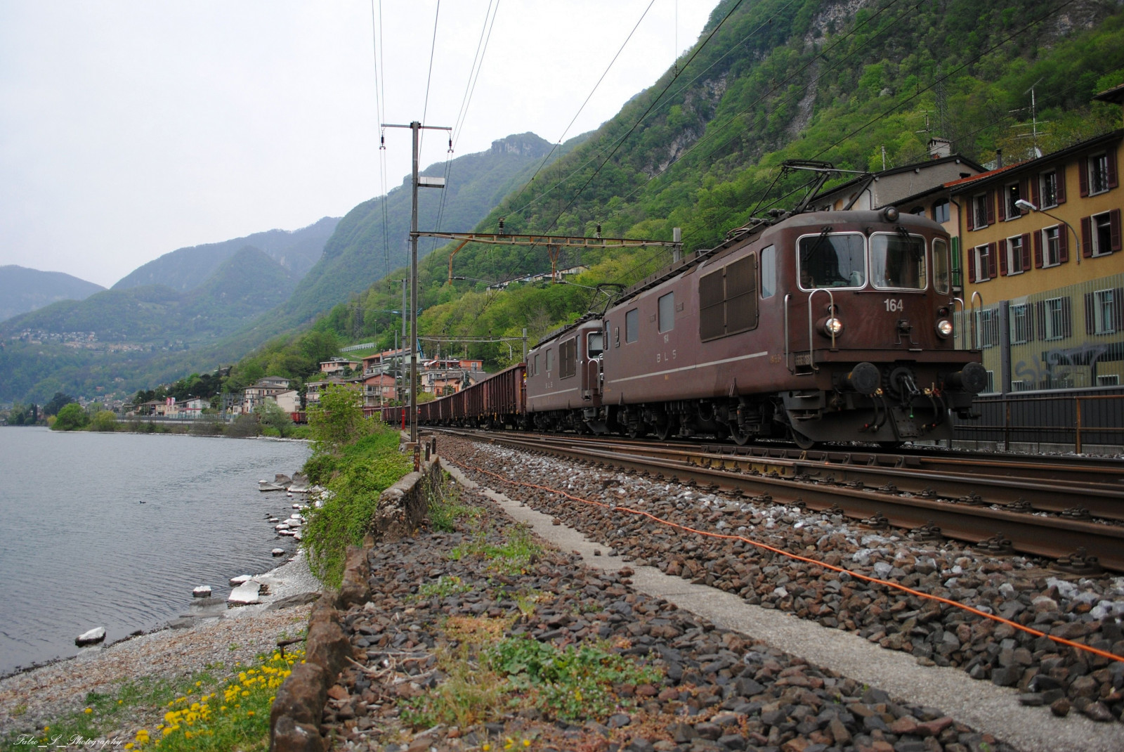 bakke, himmel, køretøj, tog, jernbane, togstation, dal, Alperne, transportere, lokomotiv, træ, bjerg, plante, Jago, spore, merci, swiss, svizzera, SBB, Lugano, suisse, highland, bjergkæde, hill station, jernbanetransport, rullende materiel, personbil, jernbanen bil, Treno, Ferrovia, re44, BLS, gottardo, guterzug
