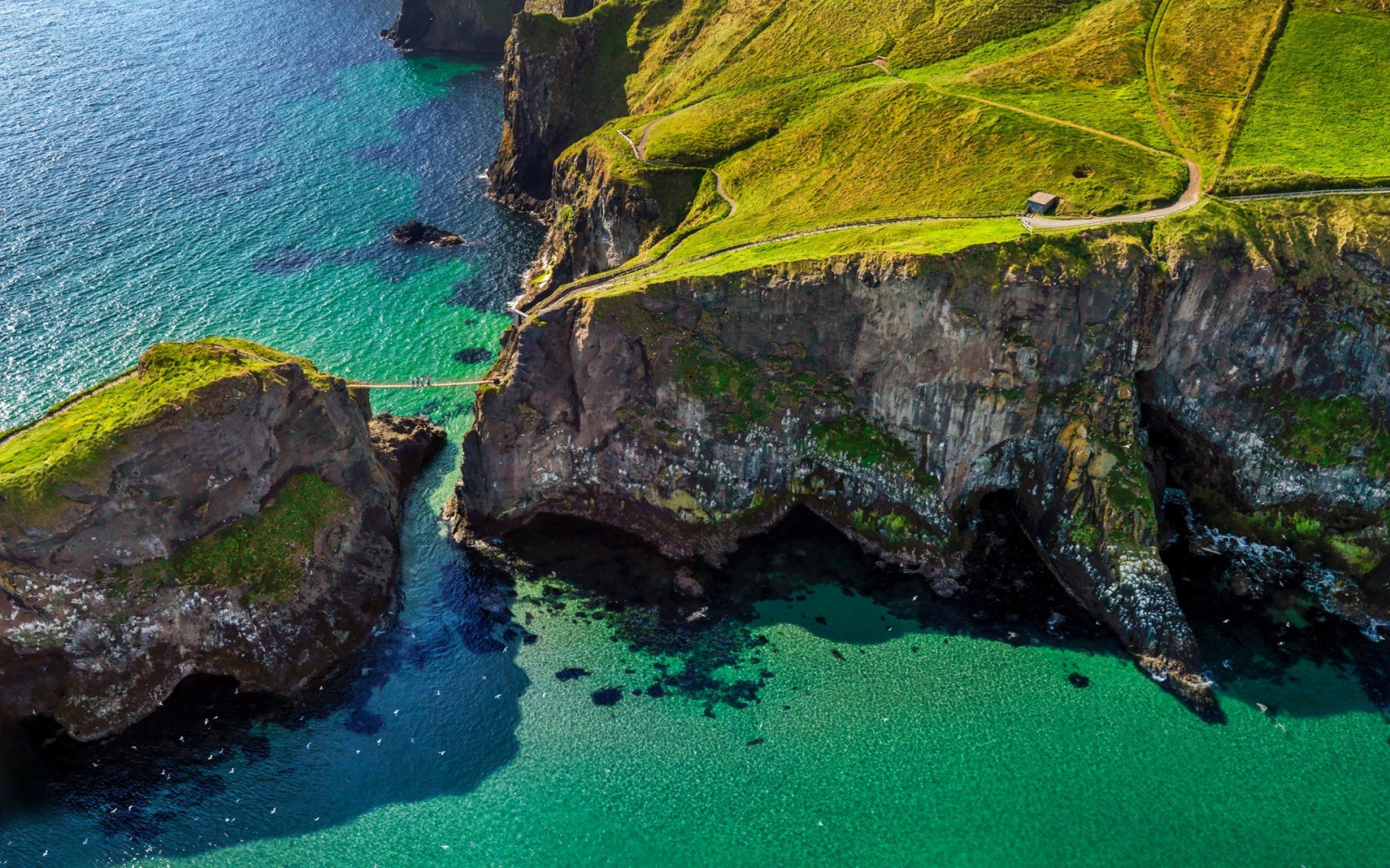 landskab, fugle, hav, vand, klippe, natur, afspejling, græs, grøn, kyst, klint, bro, luftfoto, ø, Irland, sti, Terræn, blad, troperne, landskabsform, geografisk funktion, luftfotografering