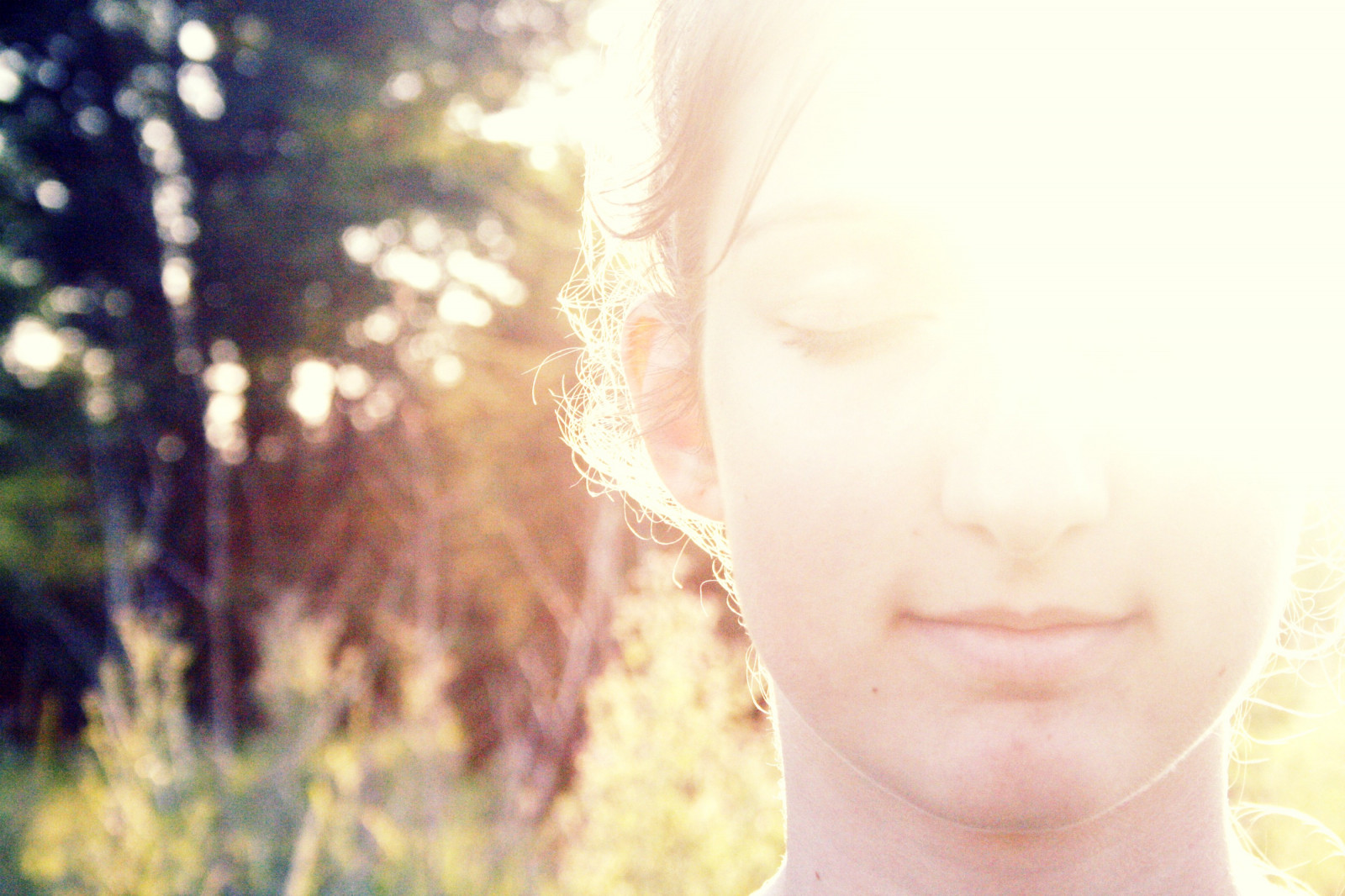 wallpaper-sunlight-eyes-brunette-dress-green-yellow-brown