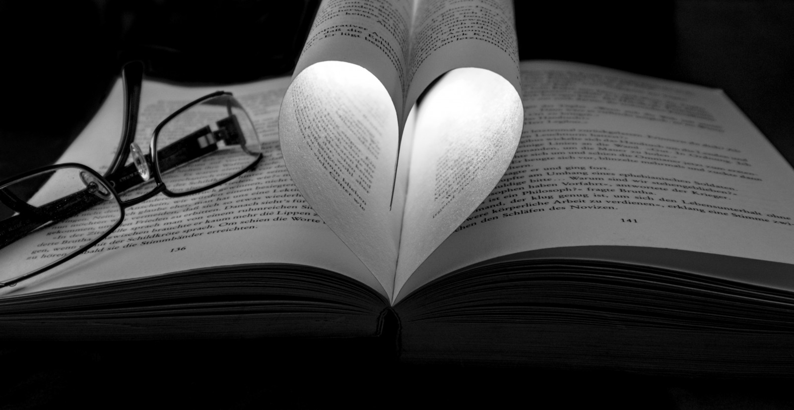 Wallpaper light, blackandwhite, glasses, heart, books 3566x1844