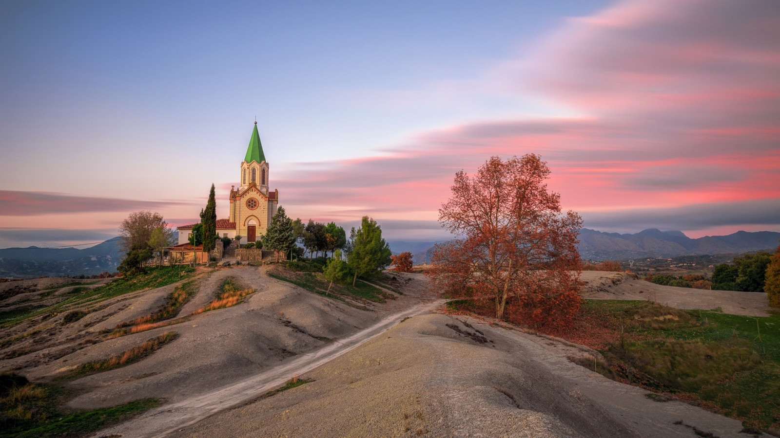 Церковь на холме фото