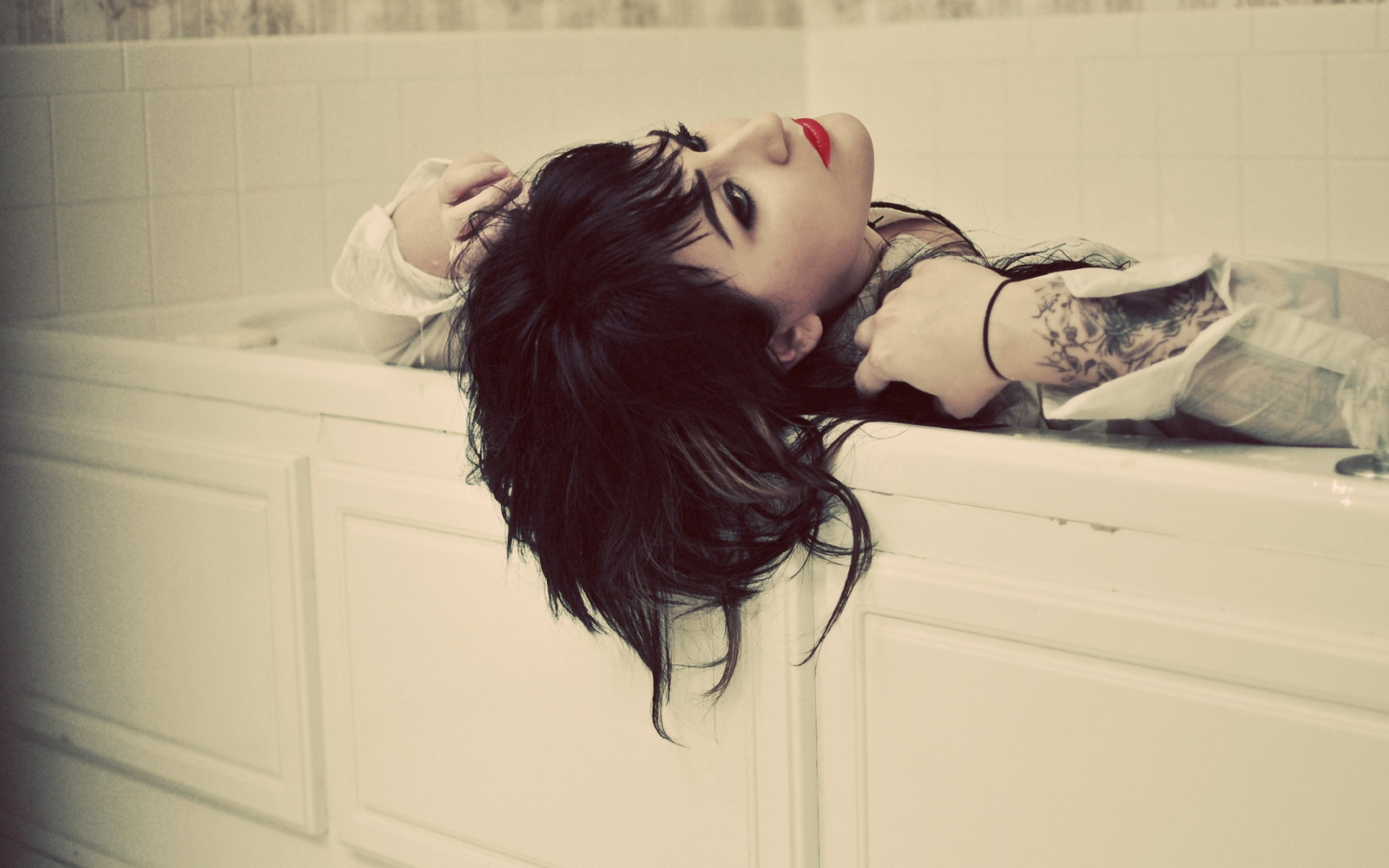 výkres, bílý, Černá, ženy, model, portrét, bruneta, brýle, Červené, červená rtěnka, tetování, móda, vlasy, emoce, kůže, oblečení, hlava, barva, dívka, krása, dáma, fotografie, blond, focení, orgán, interakce