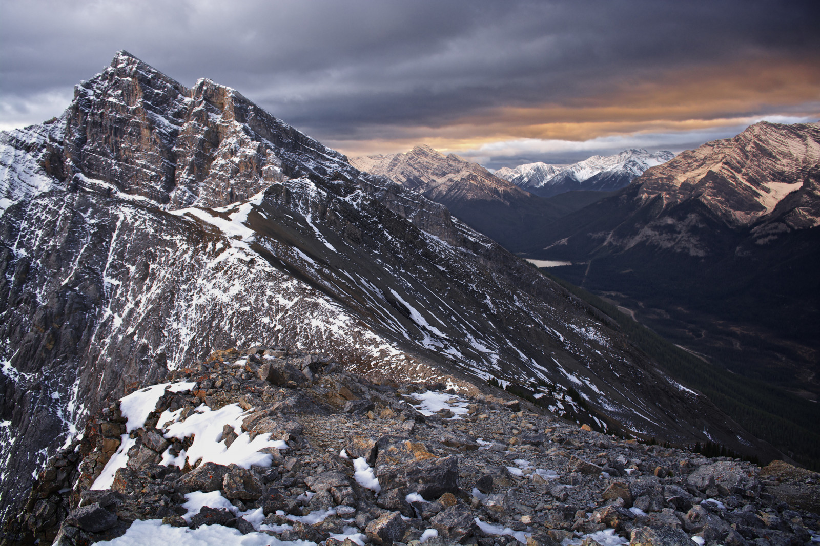 แนวนอน, ภูเขา, มืด, พระอาทิตย์ตก, เนินเขา, หิน, ท้องฟ้า, เงา, หิมะ, ฤดูหนาว, เมฆ, สีเหลือง, คาน, ดวงอาทิตย์, แคนาดา, อุทยานแห่งชาติ, หุบเขา, ผ่านภูเขา, แคนาดา, ถิ่นทุรกันดาร, ทอง, พลบค่ำ, เทือกเขาแอลป์, อัลเบอร์ต้า, ยอด, mount scenery, ยอด, ชุด, หลิง, สันเขา, เบา, ภูมิประเทศ, เมฆ, รังสีเอกซ์, ต้นไม้, ทอง, อ่อนนุ่ม, เงา, เมฆมาก, ภูเขา, หิน, ติด, ธุดงค์, เทือกเขา, ลง, ฮ้า, canmore, ไฮแลนด์, Rockies, ลักษณะภูมิประเทศที่เป็นภูเขา, เทือกเขา, moraine, ธรณีสัณฐาน, ปรากฏการณ์ทางอุตุนิยมวิทยา, ลดลง, วงแหวน, ปีน, ขึ้น, ระดับความสูง, อย่างเจ็บแสบ, arete