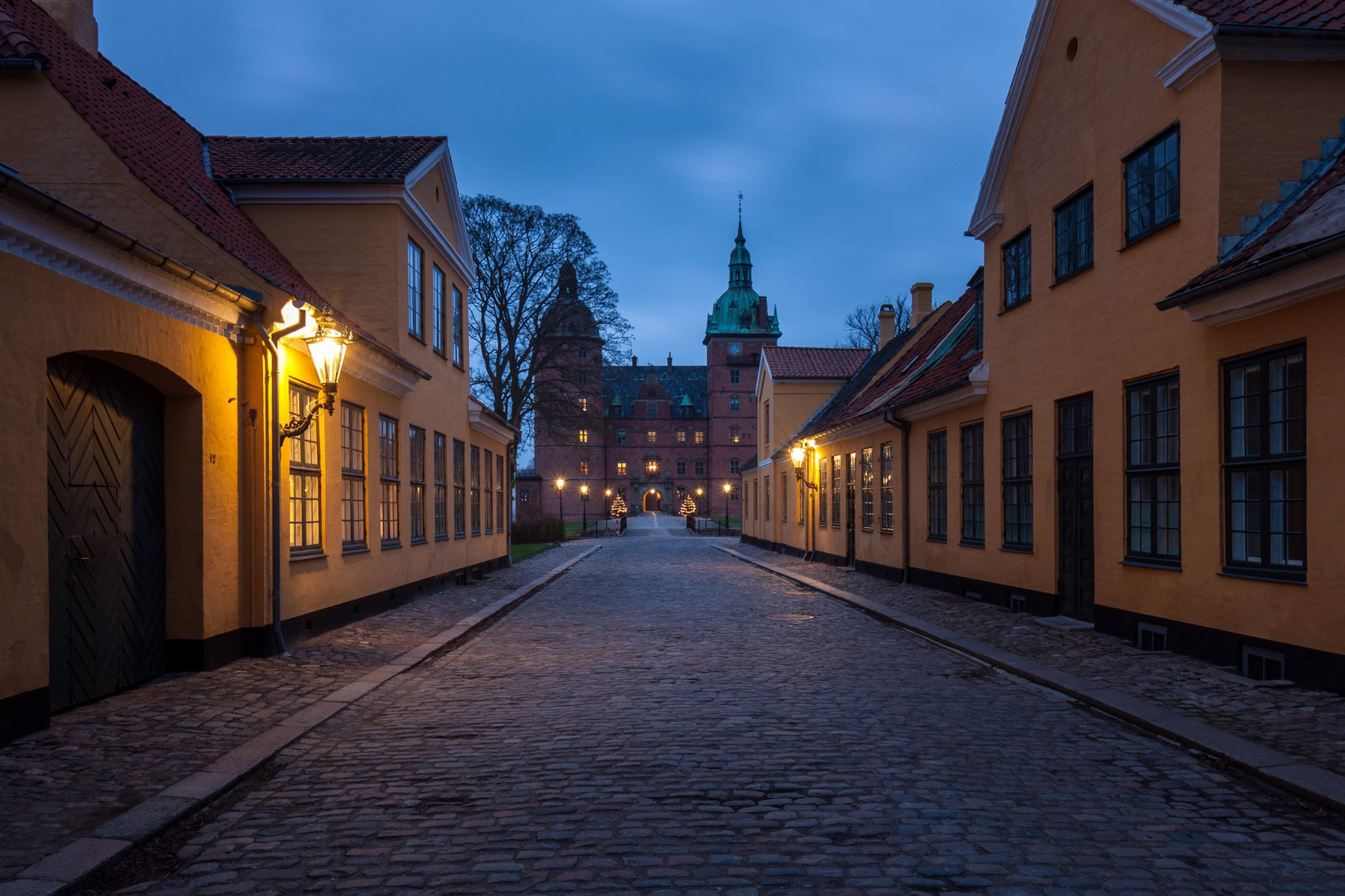 città, strada, paesaggio urbano, notte, architettura, strada, casa, sera, mattina, cittadina, Danimarca, infrastruttura, tenuta, centro, vicolo, Danmark, sobborgo, facciata, corsia, area urbana, insediamento umano, Quartiere, Zona residenziale, k ge, aften, Stevns