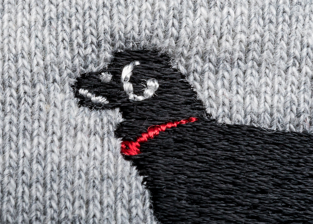 strobist, เย็บปักถักร้อย, ฝ้าย, ผ้าลินิน, อืม, ผ้าคลุมเตียง, ผ้า, สิ่งทอ, หมา, หมาดำ, เสื้อกันหนาว, แขนเสื้อ, macromondays, โลโก้, เสร็จสิ้น, พื้นผิว, แมโคร, การถ่ายภาพ, offcameraflash, ocf, 5dmk4, 5dmkiv, เต็มกรอบ, ef100mmf28macrousm, canoneos5dmarkiv, Canon, macrolens, 5d4, rapidboxstrip, westcott, กริด, eggcrategrid, honeycombgrid, กระทู้, สาน, ทอ, สีแดง, ปก, redcollar, ปลอกคอสุนัข, เย็บ, เย็บ, ตะเข็บ, deflectorplate, เลนส์, ใกล้ชิด, รายละเอียด, 5d, สำคัญ, yongnuo, 100 มม, speedlite, speedlight, ตัวแก้ไข, แสง