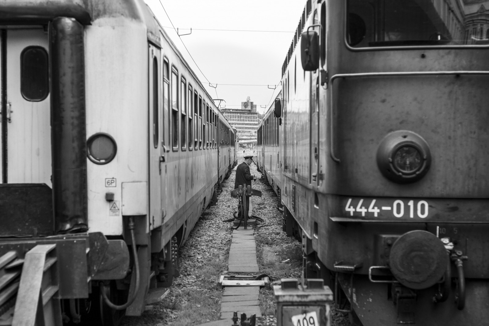 bianco e nero, bw, gare, noiretblanc, Serbia, vita di strada, treni, stazione ferroviaria, Streetphoto, locomotiva, Belgrado, Beograd, srbija, photoderue, Passengercar, Serbie, streetpicture, Cheminot, Railworker, Belgradestreet, Ruedebelgrade, Belgradetrainstation, Serbianrailways, Serbiastreet, Betweentwotrains, belgradephoto, Voiurevoyageurs, lifeinbelgrade, vieabelgrade, photodebelgrade, Ruedeserbie, Cheminsdeferserbes, Belgradestreetphoto, Lifeinserbia, Vieenserbie, Serbiastreetphoto, Garedebelgrade, Entredeuxtrain, Tracce ferroviarie e traversali, Cheminotentredeuxtrains, Preparatore di preparazione, Prepareruntrain
