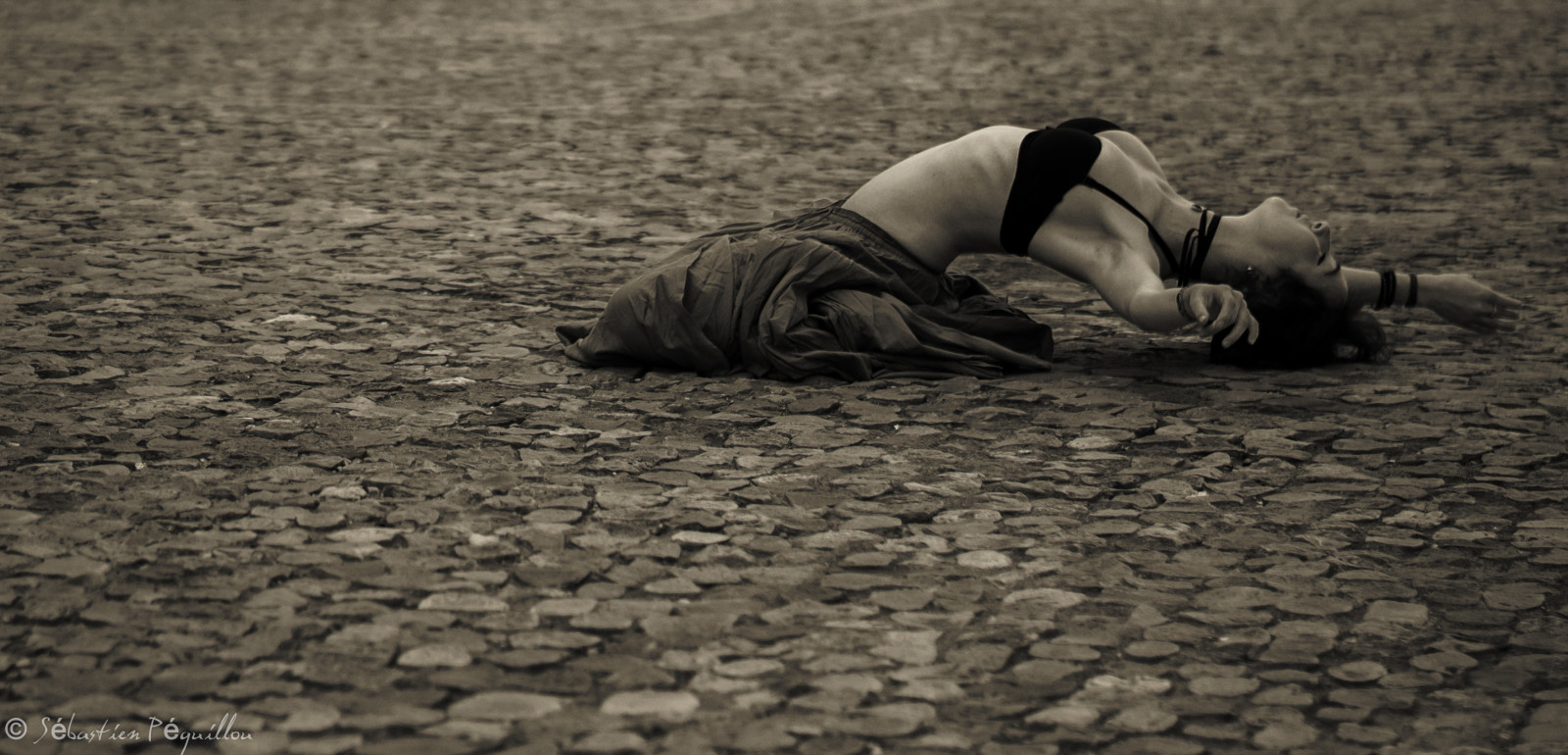 Černá, černobílý, písek, sedící, fotografování, šaty, podprsenka, Nikon, emoce, Osoba, tanečník, jednoduchost, podrobnosti, Avignon, Soustředit se, Černý a bílý, scéna, 50mm, f18, umělecký, dívka, krása, tělesné, festival, kouzlo, žena, mujer, sexy, fotografie, tanec, show, obraz, smyslný, noiretblanc, D3200, složení, smyslnost, blancoynegro, župan, Černý a bílý, monochromatické fotografování, lidských pozice, ISO100, baletka, dlažby, artistique, dlažba, 1250, ae, aperturepriority, danse, solpav