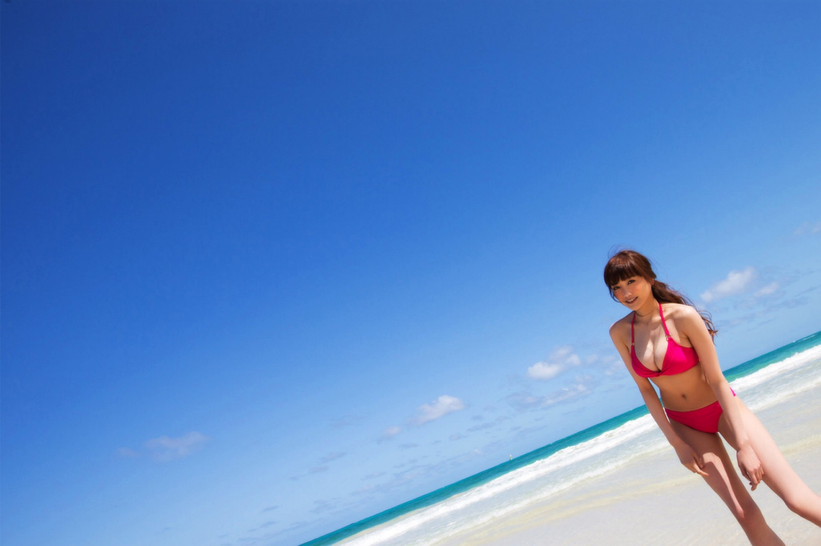 ženy venku, ženy, model, moře, voda, písek, při pohledu na diváka, nebe, nohy, asijský, pláž, Cestovní ruch, modrý, výstřih, horizont, letní, bikiny, plavky, karibský, dovolená, mrak, dívka, volný čas, oceán, zábava, během dne, opalování, Eriko Sato, coastal and oceanic landforms