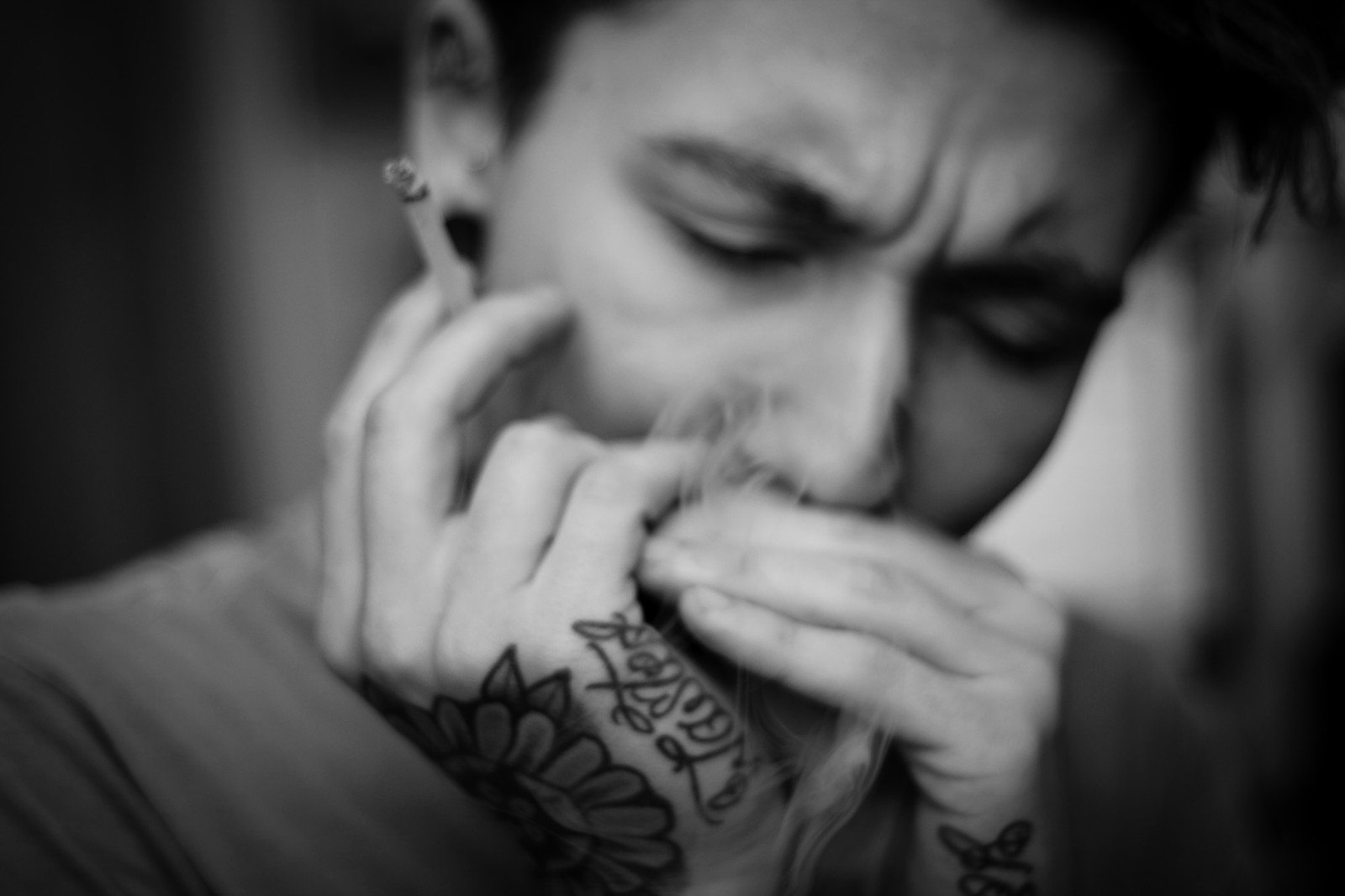 tvář, Černá, černobílý, portrét, milovat, fotografování, kouř, kouření, černé vlasy, kalhoty, pusa, nos, emoce, inkoust, Osoba, kůže, romantika, harfa, kloub, Smích, chlapec, květ, dívka, krása, usměj se, oko, muž, ruka, dáma, sladký, člověk, prst, fotografie, tma, tumblr, slavný, ret, sval, krk, paže, bederní, tvář, brada, vytetovat, blues, píseň, hruď, cygnus, Černý a bílý, monochromatické fotografování, portrétní fotografie, focení, Film noir, člověk barva vlasů, mimika, ucho, obočí, Lidské tělo, orgán, zblízka, řasa, vousy, čelo, Haha, tat, zděšený, olor, Harmonika, Uzavřený