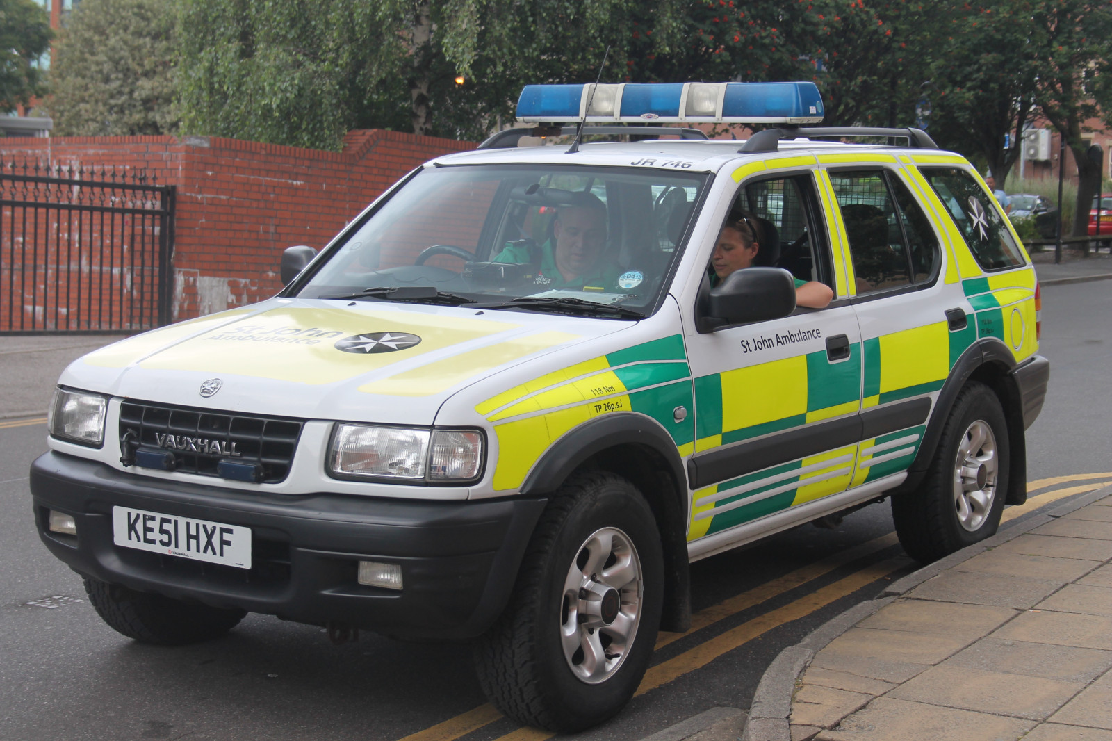 světla, policie, město, auto, vozidlo, Anglie, provoz, NEMOCNICE, jednotný, Spojené království, doprava, Medic, Zachránit, řidičský, událost, Společenství, 999, medicína, Vauxhall, spojení, nouzový, lékařský, péče, zdraví, Británie, práce, záchranná služba, Sheffield, léčba, servis, incident, Odezva, pozemní vozidla, automobilový exteriér, automobil make, policejní auto, sportovní užitkové vozidlo, státní poznávací značka, off road, Kompaktní sportovní užitkové vozidlo, Podpěra, podpora, Pomoc, pohotovostní, jednotka, zavolat, emergencyservices, kodex Společenství3, sirény, bluelights, battenburg, záchranář, Zdravotník, zdravotnice, ambulanceservice, pomoc, bezprostřední, eMT, trauma, emergencymedicaltechnician, zdravotní služby, lékařská pohotovost, pomáhat lidem, stjohn, Frontera, první pomoc, záchranné lano, firstresponder, stjohnambulance, vauxhallfrontera, ke51hxf
