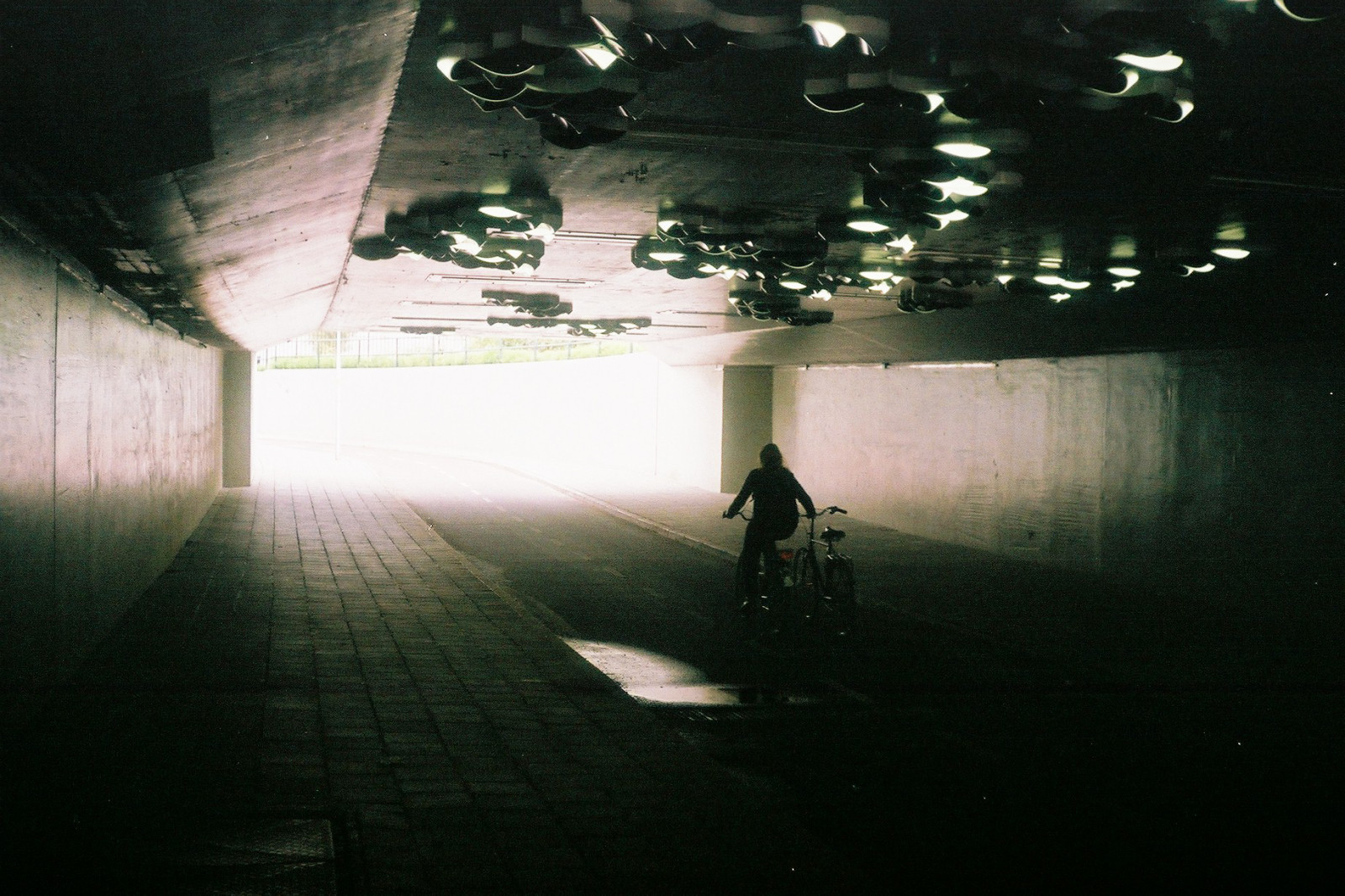 slunečnímu záření, ulice, noc, voda, jízdní kolo, odraz, nebe, stín, atmosféra, půlnoc, světlo, strom, dívka, barva, film, tma, momentka, jev, ricoh500g, emilekrijgsman, 200asa