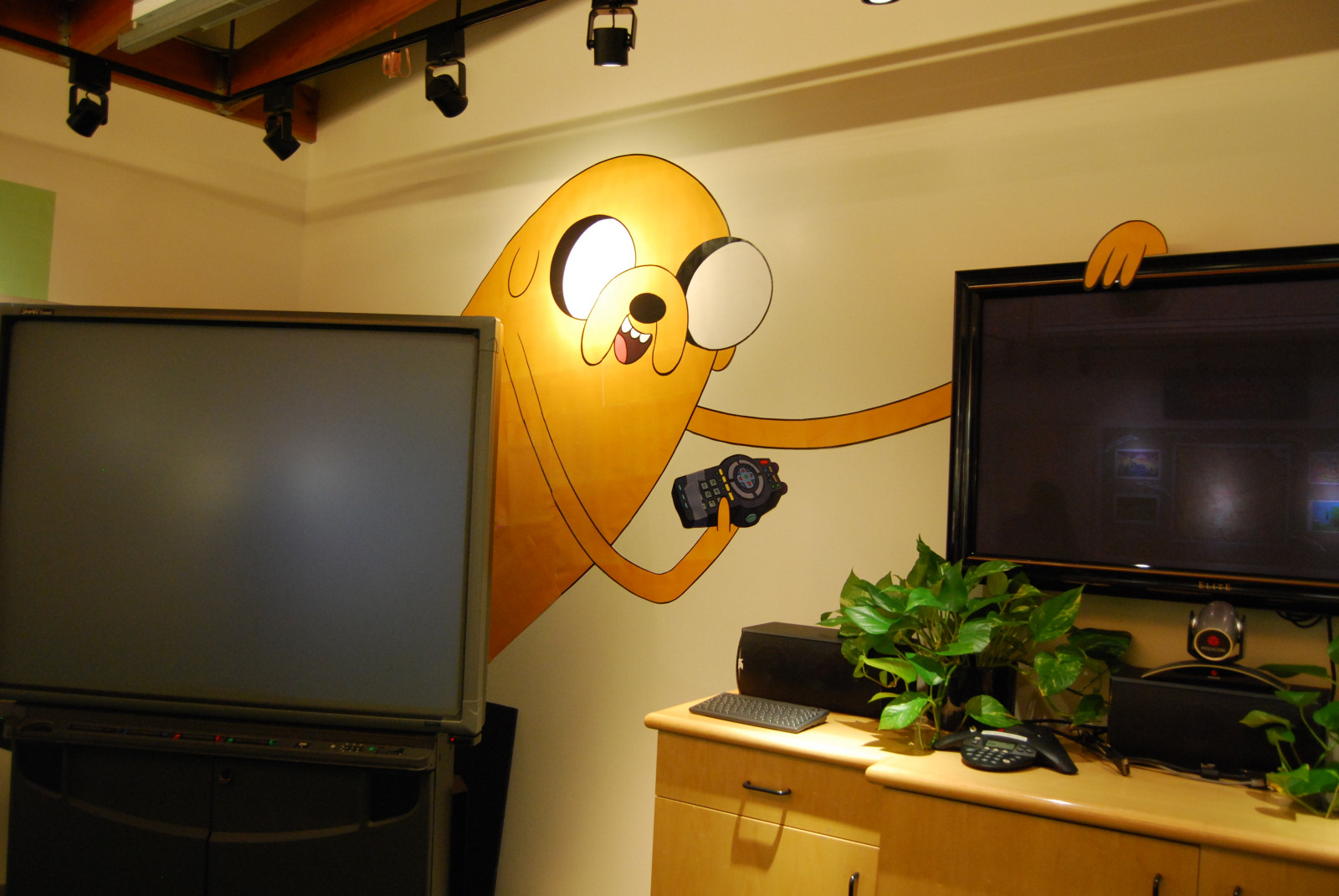 žlutý, pokoj, místnost, technika, stůl, Vzhled interiéru, nábytek, osvětlení, domů, zobrazovací jednotka, televize, Dům, elektronické zařízení, média, osobní počítač, lavice, strop