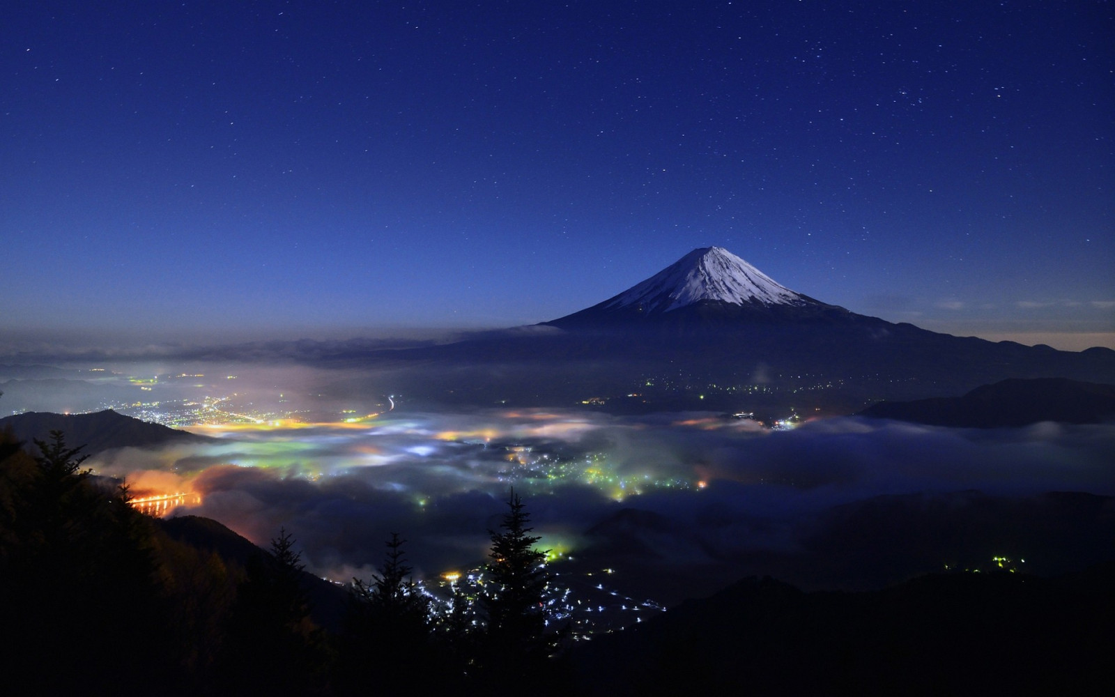 Japonia, copaci, peisaj, lumini, munţi, muntele Fuji, peisaj urban, noapte, natură, cer, răsărit, vârf de zăpadă, seară, aburi, lumina lunii, orizont, noapte înstelată, atmosfera, amurg, auroră, Munte, zori de zi, stea, întuneric, fenomen atmosferic, atmosfera pământului, obiect astronomic