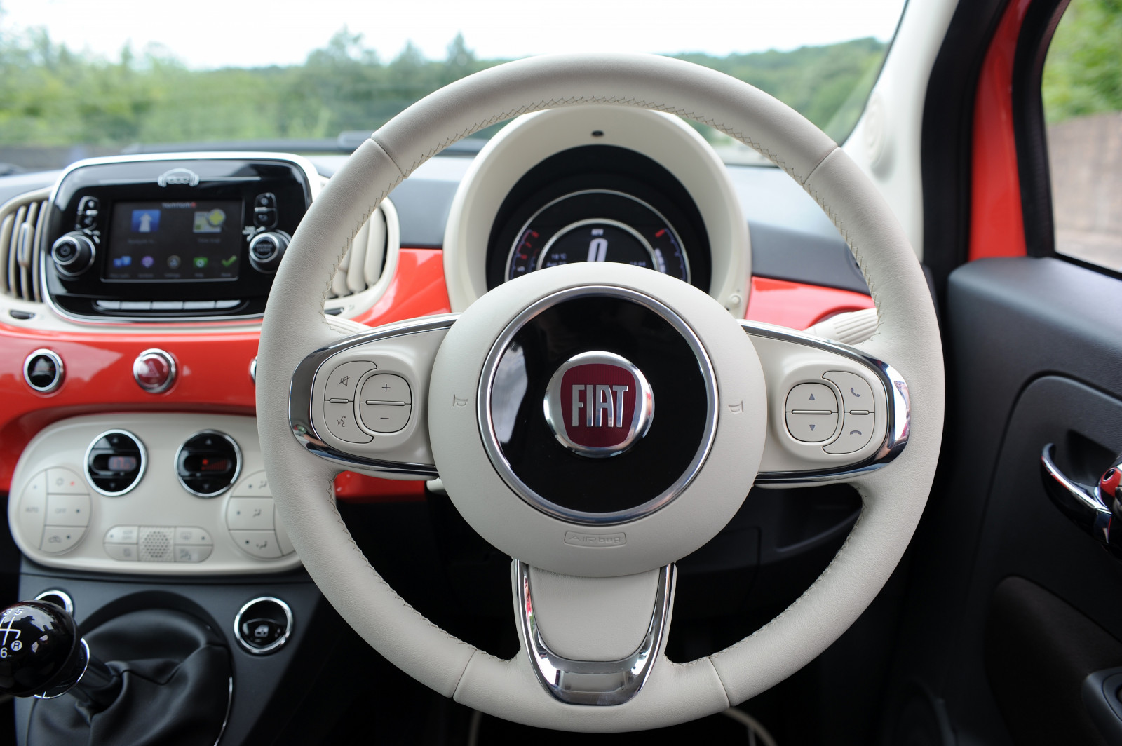 auto, vozidlo, volant, fiat 500, FIAT, netcarshow, netcar, obrázky vozidel, photo auto, 2016, 500 UK verze, kolo, pozemní vozidla, automobilový exteriér, automobil make, luxusní vůz, rodinný vůz, městské auto, Kompaktní sportovní užitkové vozidlo