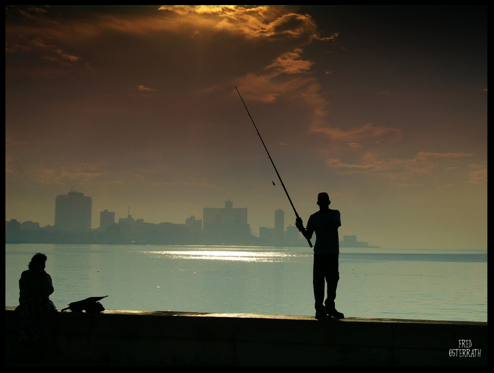 slunečnímu záření, západ slunce, moře, voda, odraz, nebe, silueta, svítání, uklidnit, večer, ráno, spád, horizont, atmosféra, soumrak, rybolov, podsvícení, rybář, dovolená, Havana, Kuba, Panasonic, Habana, mrak, svítání, oceán, flickrunitedaward, lumix, flickraward, rekreace, rubyphotographer, Atmosféra Země, trpělivost, pescador, thegimp, malecon