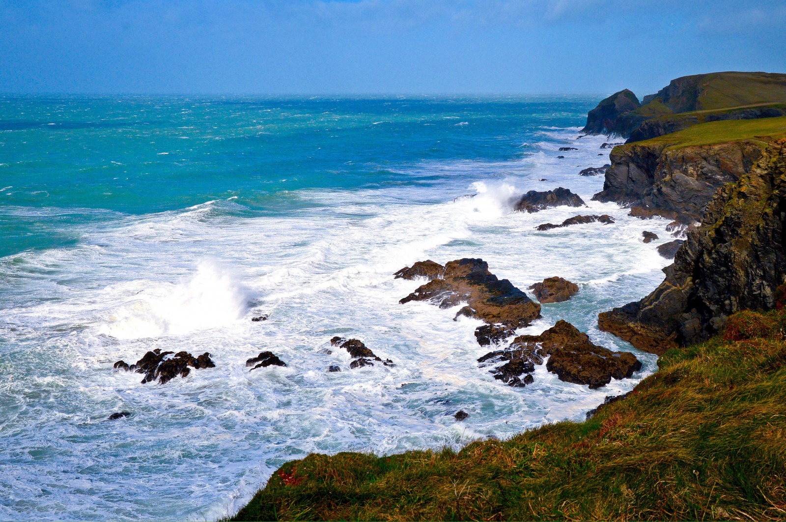 hav, Bugt, vand, klippe, kyst, græs, himmel, strand, blå, bølger, kyst, klint, horisont, klipper, Nikon, kappe, sti, UK, kystlinje, kystlinjen, spray, Cornwall, Atlantic, Surf, Terræn, udendørs, ocean, bølge, marinemaleri, materiale, bugt, tidevand, klipper, holm, coastpath, nikond3200, Atlanterhavet, krop af vand, vind-bølge, tamron16300mm, Kernow, forager, northcornwall, Keltiske hav, Trevone, Ebbtide, buttercove, pepperhole