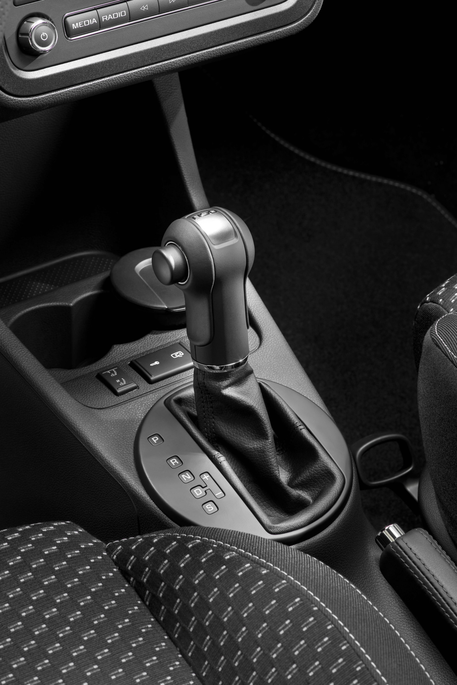 schwarz, einfarbig, Auto, Fahrzeug, 2013, Lenkrad, Skoda, Netcarshow, Netcar, Auto Bilder, Auto Foto, Rad, Fabia RS, Schwarz und weiß, Monochrome fotografie, Automobil-Design, Automotive außen, Automobil machen, Gangschaltung