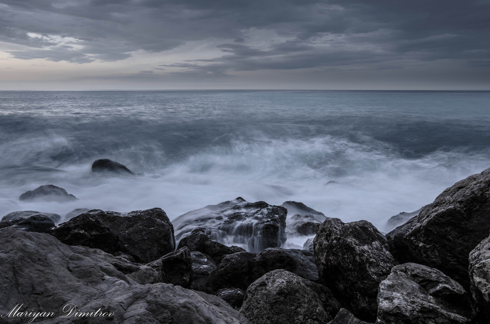 moře, tělo z vody, nebe, oceán, pobřeží, vlna, Černý a bílý, mořská vlna, pobřeží, voda, horizont, coastal and oceanic landforms, fotografování, Skála, mrak, atmosféra, uklidnit, monochromatické fotografování, mys, černobílý, krajina, večer, meteorologický jev, slapy, počítač tapeta