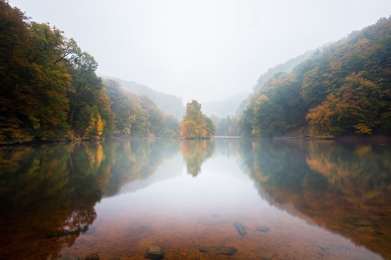 slunečnímu záření, stromy, krajina, hory, jezero, podzim slunečnímu záření, stromy, krajina, hory, jezero, podzim
