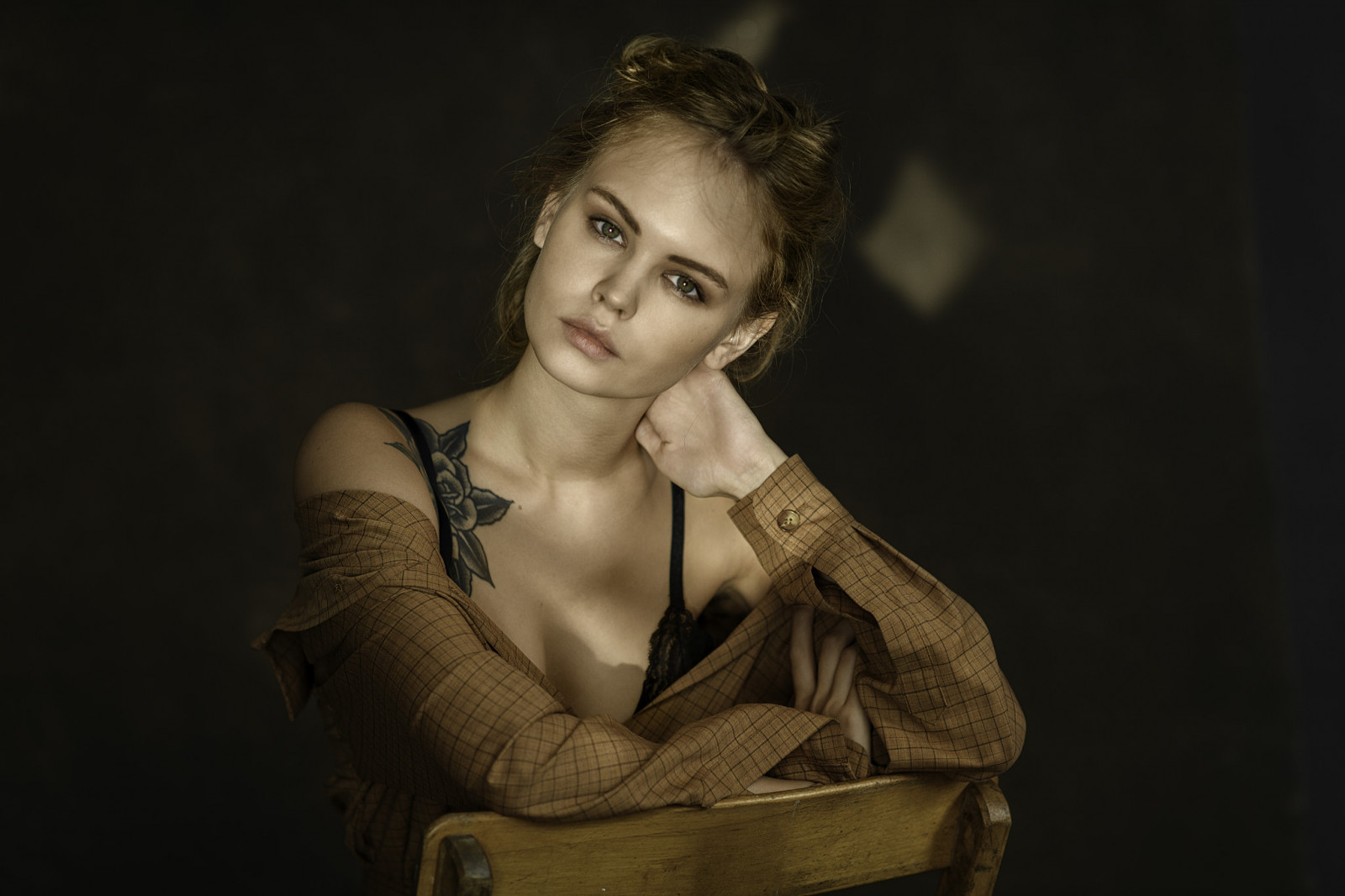 Chris Bos, women, Anastasia Scheglova, model, tattoo, green eyes, portrait, bare shoulders, face, looking at viewer, bokeh, sunlight, blonde