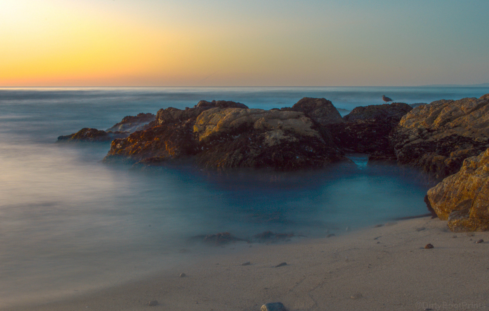 colorato, tramonto, mare, baia, acqua, roccia, puntellare, sabbia, cielo, spiaggia, Alba, calma, blu, sera, costa, arancia, orizzonte, Nikon, bagnato, pietra, grano, mantellina, oro, Silenzioso, tranquillo, calmo, pace, treppiedi, Partire, NIKKOR, camminare, splendore, alba, escursione, oceano, onda, paesaggio marino, flusso, baia, avventura, essere, vivere, brillare, fare, expo, corpo d'acqua, vento onda, promontorio, promontorio, bagliore, coastal and oceanic landforms