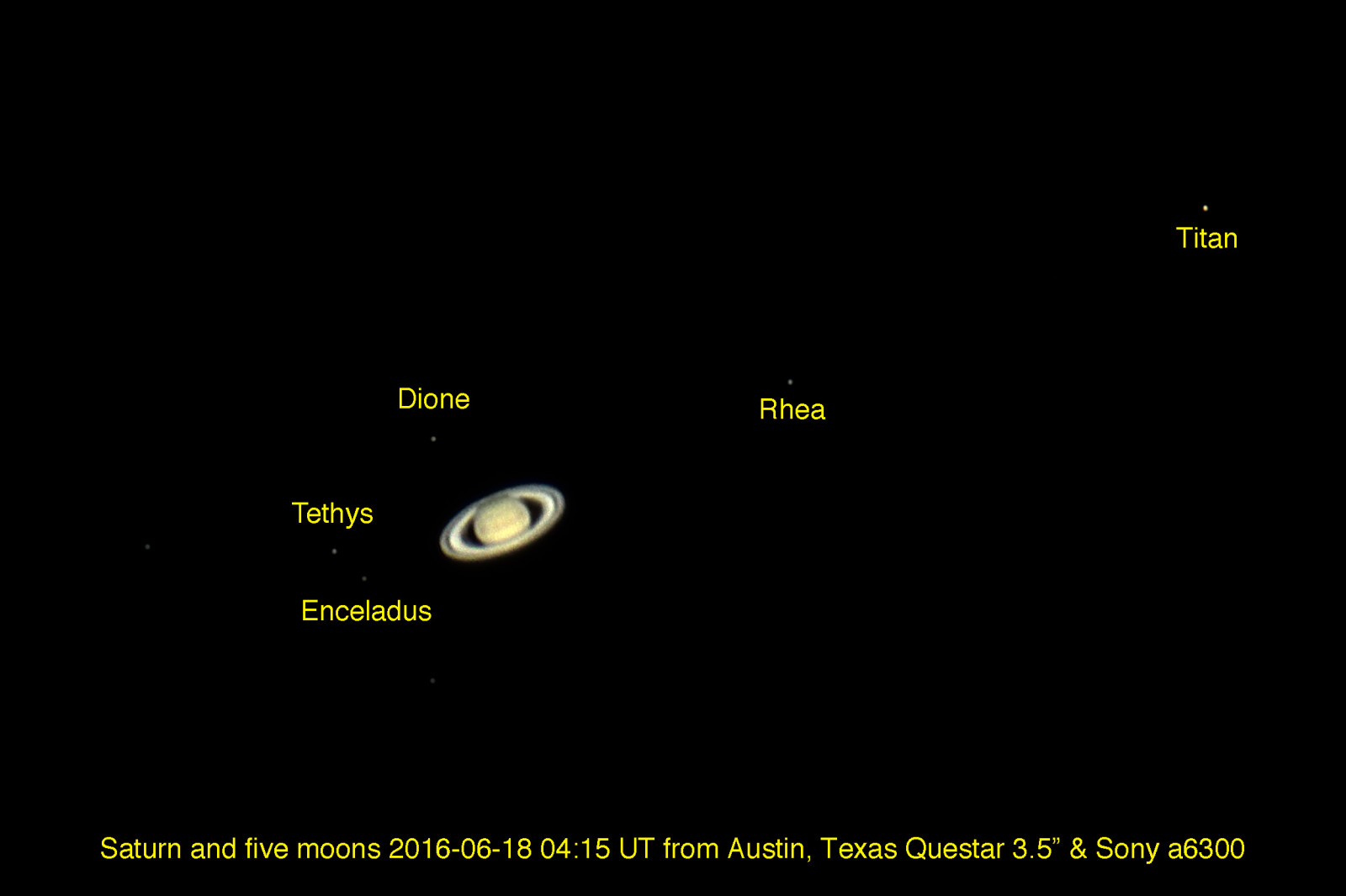 sort, nat, planet, plads, himmel, tekst, Måne, gul, cirkel, atmosfære, titan, univers, Saturn, astronomi, mærke, midnat, Tethys, Enceladus, areal, punkt, linje, mørke, astrofotografering, sonya6300, skærmbillede, computer tapet, atmosfære af jord, skrifttype, himmellegeme, organisme, fænomen, kredsløb, rhea, dion, Questar