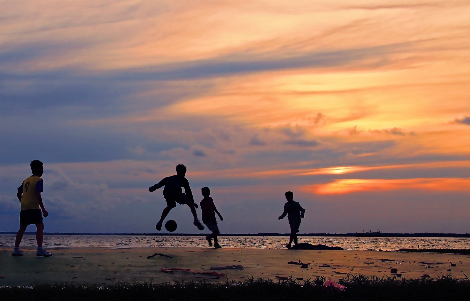 luce del sole, tramonto, mare, acqua, puntellare, sabbia, cielo, silhouette, spiaggia, Alba, calma, Turismo, sera, mattina, costa, Sole, orizzonte, estate, calcio, crepuscolo, giocando, vacanza, nube, tempo libero, oceano, onda, divertimento, gioco, fav100, marea, commentbygwlap, ragazzi, sonnenuntergang, fav10, fav20, fav50, fav30, fav40, fav80, fav70, fav60, coucherdesoleil, atmosfera della terra, ultimi bagliori, corpo d'acqua, fenomeno meteorologico, fav90, fusball, Joesampouw