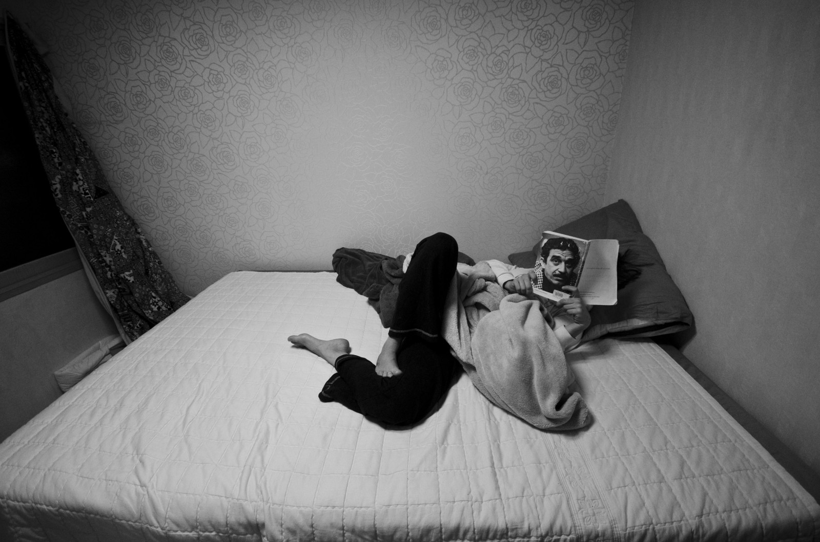 hvid, sort, monokrom, fotografering, emotion, Lauren, lys, sort og hvid, hånd, form, fotografi, mørke, billede, nikond7000, arm, sigma1020, sort og hvid, monokrom fotografering, i seng, domesticus, gabrielgarciamarquez