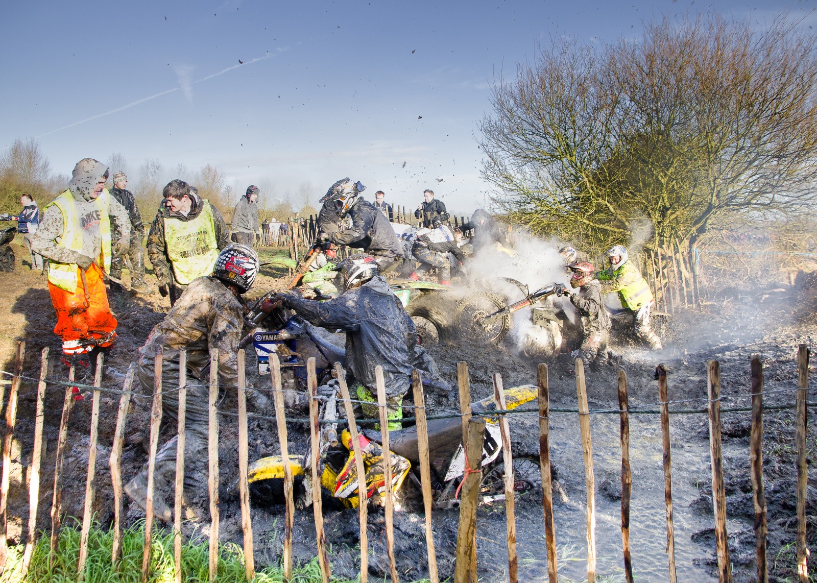 stromy, krajina, lidé, sport, voda, tráva, nebe, hluk, kouř, dřevo, čísla, bláto, zelená, žlutý, Anglie, ráno, řeka, slunce, Kánon, HDR, Honda, čáry, plot, Yamaha, Evropa, Krveprolití, závodění, Kawasaki, Suzuki, UMĚNÍ, strom, stíny, rostlina, Pohyb, akce, kolo, zábava, Rychlost, závod, detail, pole, barvy, anawesomeshot, reportáž, textury, 550D, rekreace, motorsport, skupiny, jezdci, dobré časy, půda, tráva rodina, Northamptonshire, motorka, proudy, povodně, Dospělí, 1585mm, motokrosová, voní, adrenalin, Dvojitý, Maršalové, Wildandwooly, Čtyři údery