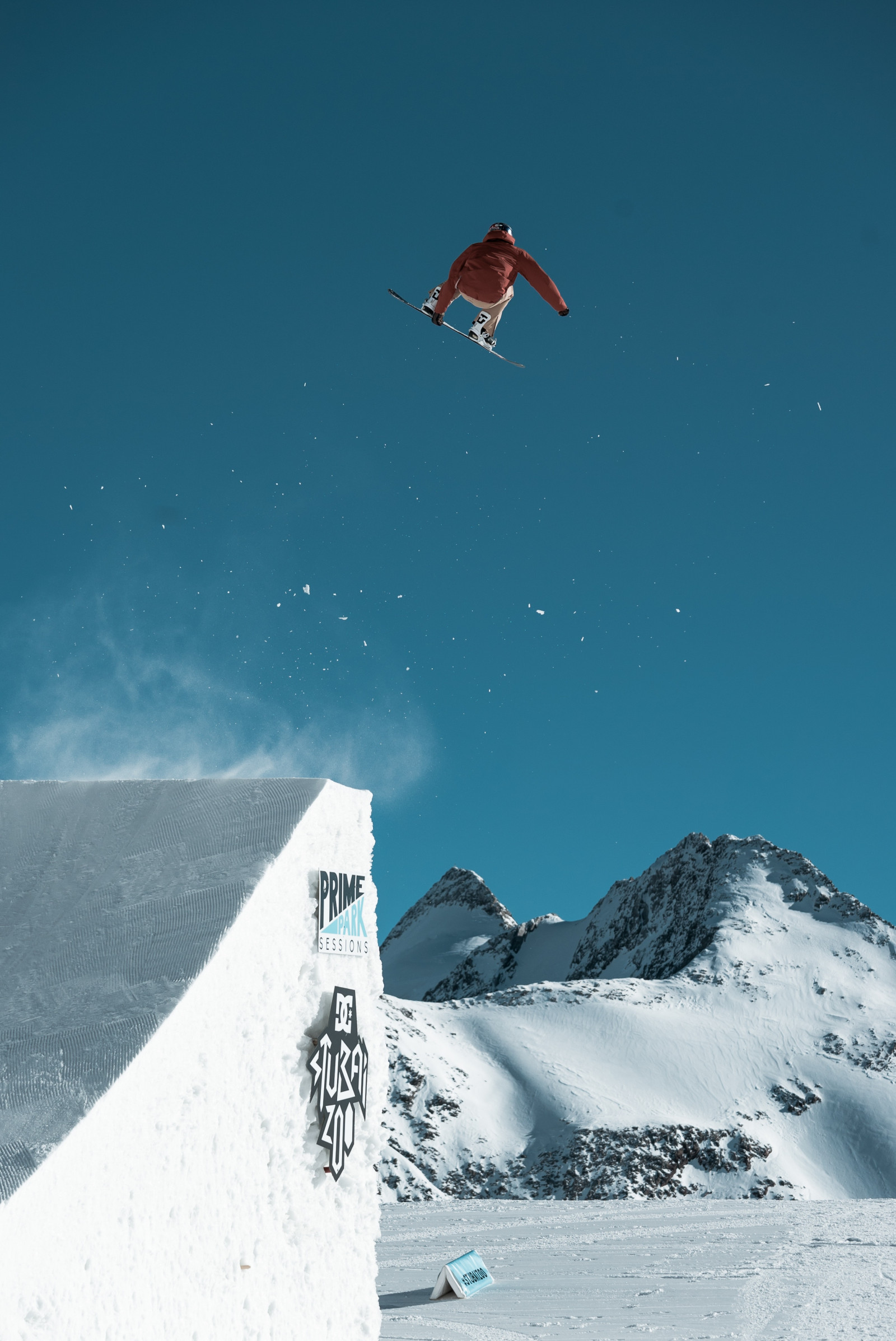 Fond d'écran Snowboarder, snowboard, tour, saut 2650x3968 wallbase