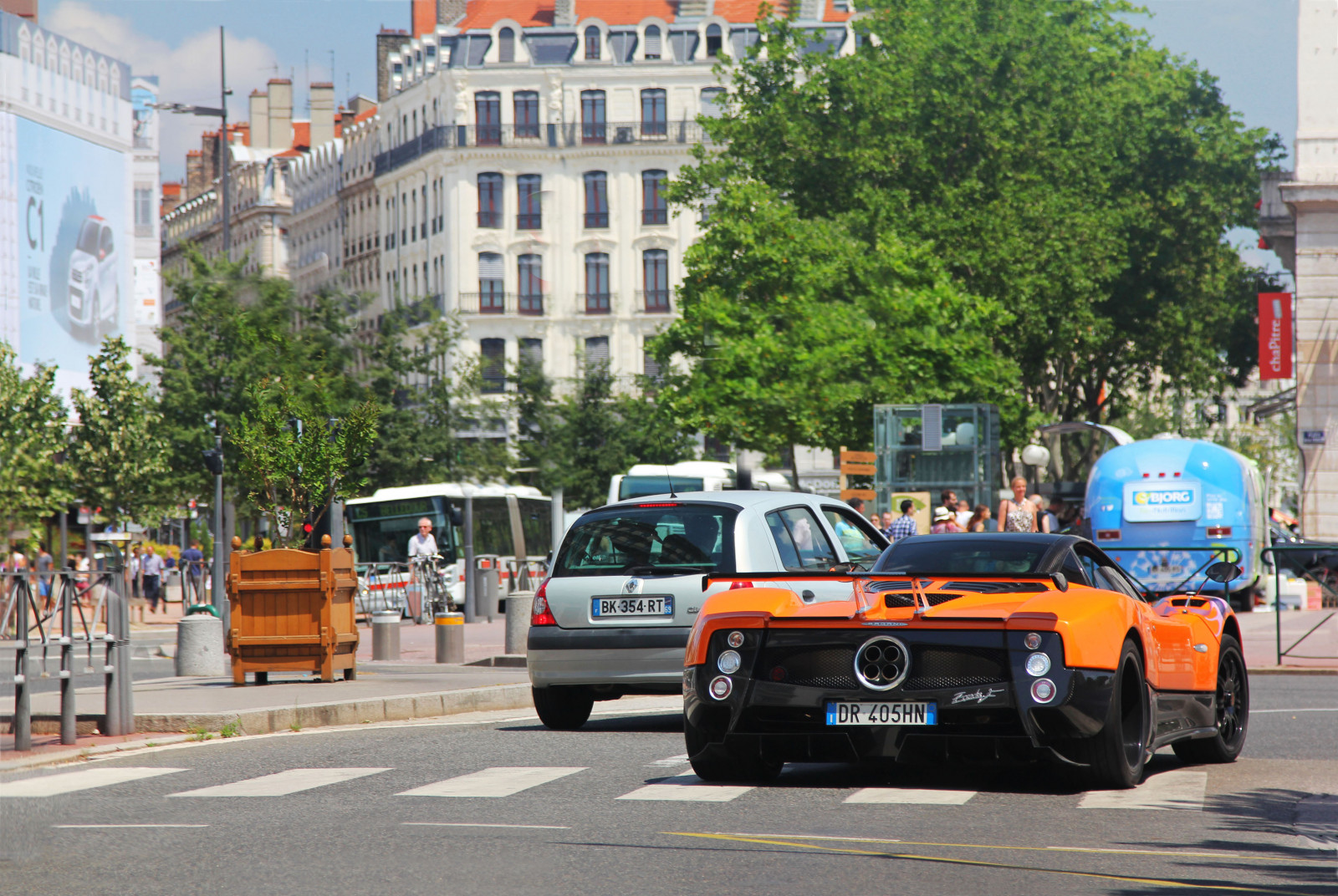 město, ulice, auto, vozidlo, silnice, fotografování, Supercars, Instagram, Kánon, oranžový, letní, Francie, sportovní auto, francouzština, Roadster, Lyon, doprava, Facebook, Pagani, asfalt, Google, Zonda, italština, zvuk, limuzína, Vzácný, 2014, centrum, flickr, roztomilý, Páni, chladný, dívky, F, cars, sexy, porn, nejlepší, 60d, worldcars, pruh, v12, omezený, Metropolitní oblast, automobilového designu, luxusní vůz, rodinný vůz, kompaktní vůz, motorové vozidlo, druh dopravy, městské auto, sportovní užitkové vozidlo, Bellecour, florian, Joly, floflo69, Sofitel, Prototyp