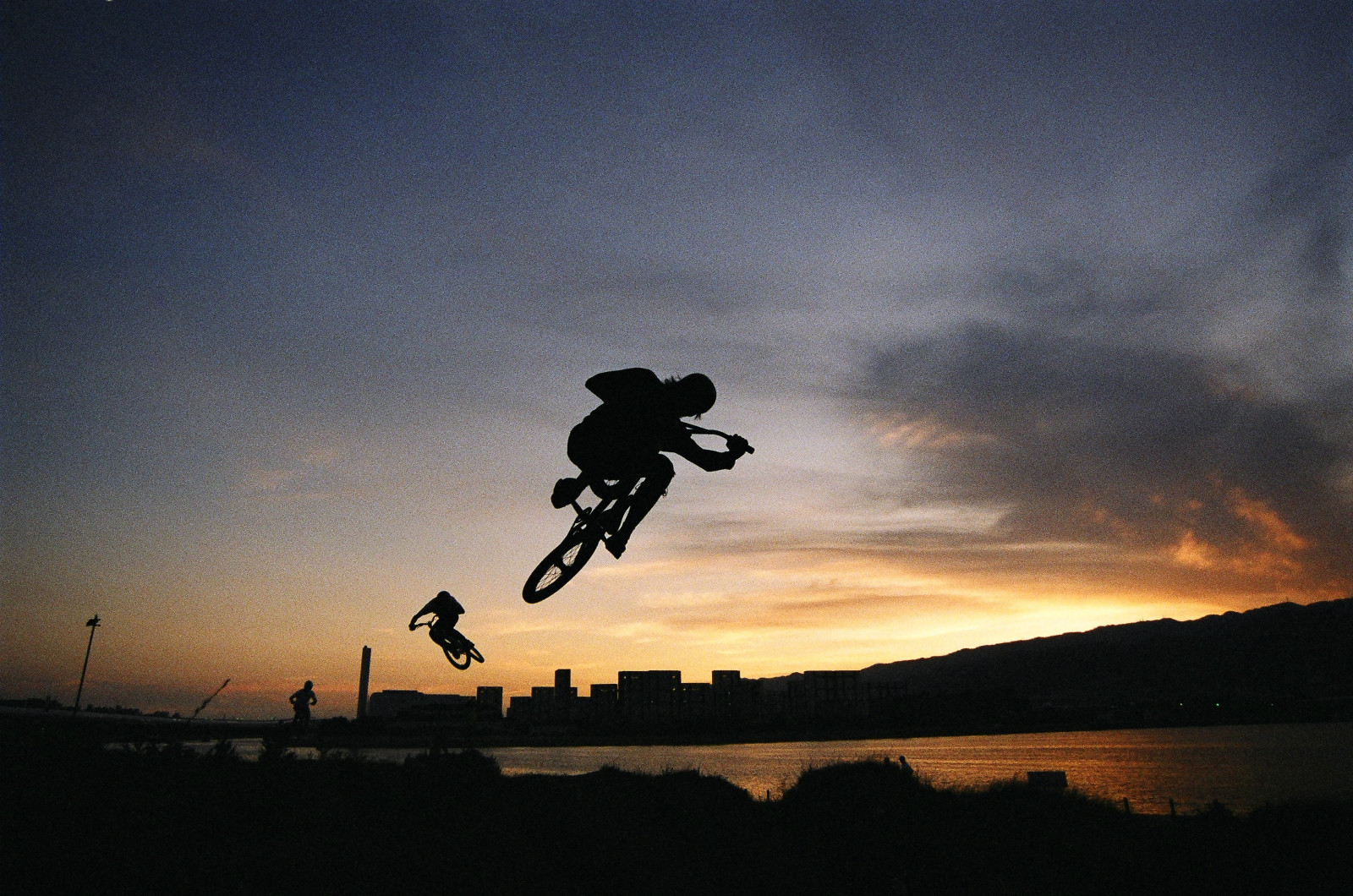 západ slunce, voda, jízdní kolo, nebe, skákání, silueta, svítání, večer, slunce, atmosféra, Nikon, soumrak, BMX, Solaris, mrak, NIKKOR, svítání, chladný, film, nikonflickraward, mywinners, F100, Atmosféra Země, extrémní sport, meteorologický jev, Ferrania, Removedfromnikkorfortags, Filmdeveloper, Dirtjump, 662, Vašepříslušenstvívšeobecnébudepřijatépříjemnéfilmazabáze