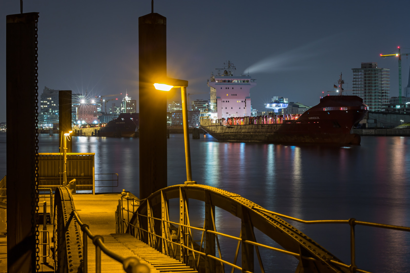 loď, západ slunce, město, panoráma města, noc, odraz, vozidlo, panoráma, mrakodrap, večer, ráno, přístav, molo, soumrak, plavidlo, Hamburg, Labe, světlo, centrum, přístav, Schiff, mezník, nightshot, Nacht, průmysl, urban area, vodní, lidské osídlení, sigmaart, Elbphilharmonie, Brücke, hamburgerfotofreaks, anleger, holthusenkai