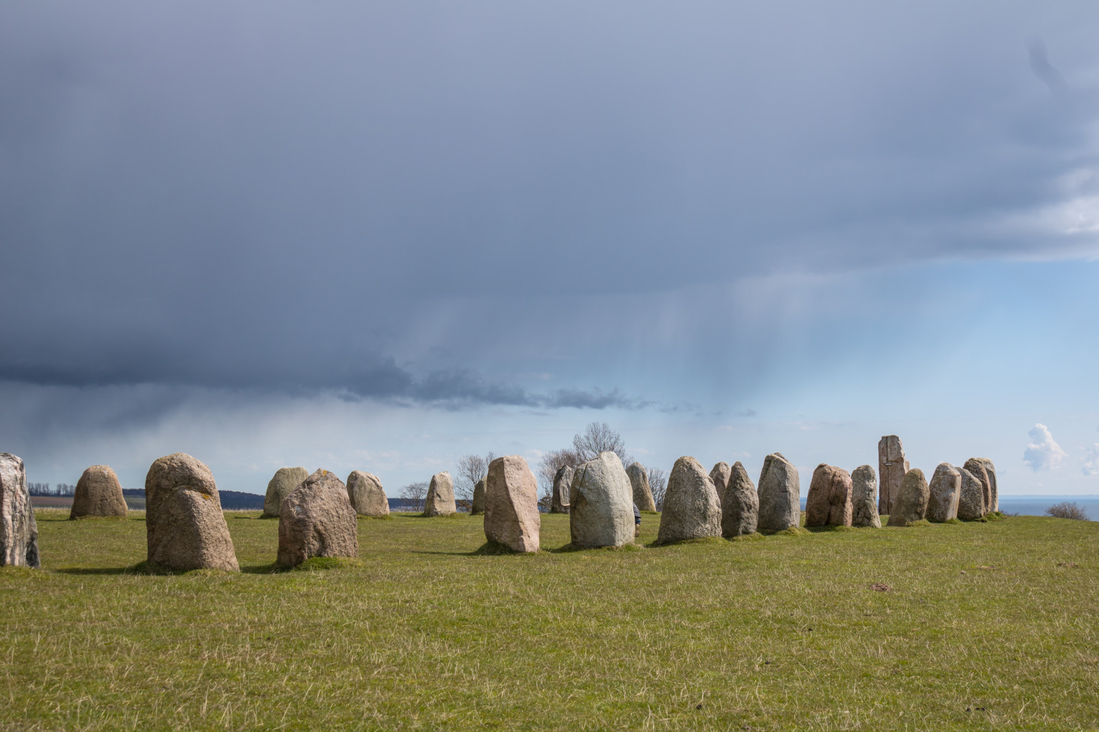 krajina, kopec, Skála, tráva, nebe, ráno, mlha, vítr, horizont, plošina, Terén, mrak, hora, počasí, nebe, moln, k seberga, alestenar, alesstones, temná obloha, prostý, prérie, venkov, atmosférický jev, horských reliéf, geografický rys, badlands