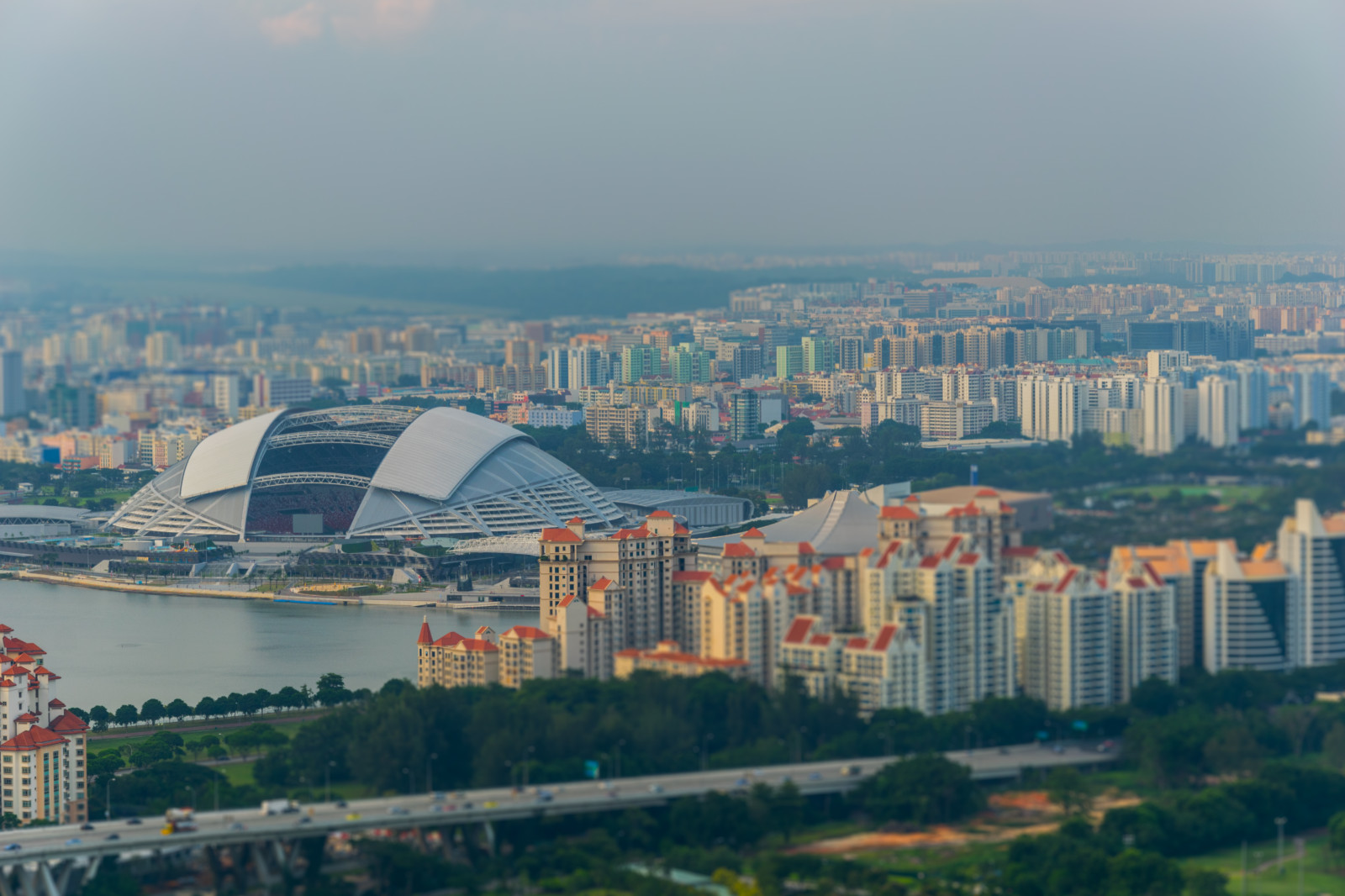 Metropolitní oblast, město, urban area, panoráma města, panoráma, nebe, během dne, mezník, ptačí perspektivy, letecké snímkování, metropole, panelový dům, mrakodrap, horizont, Atmosféra Země, centrum, předměstí, moře, voda, budova, panoráma, věž, řeka, opar, Cestovní ruch