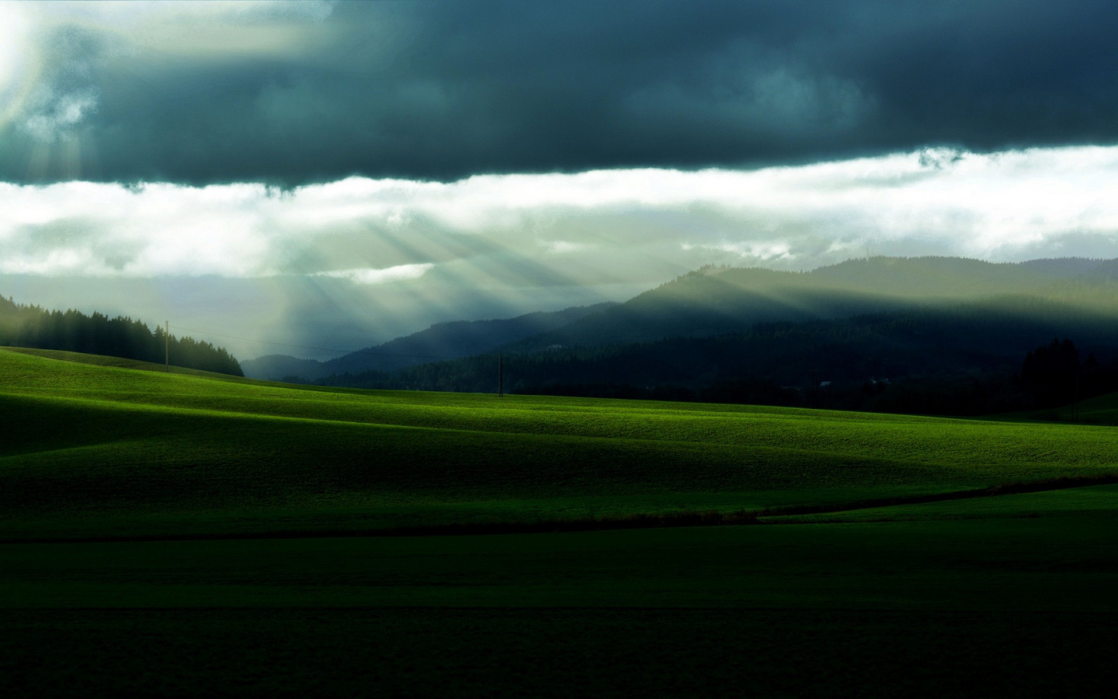 luz de sol, paisaje, colina, naturaleza, césped, cielo, campo, verde, Mañana, horizonte, atmósfera, oscuridad, meseta, nube, montaña, clima, amanecer, pradera, prado, llanura, pradera, área rural, Fenómeno atmosférico, Papel pintado de la computadora, Formaciones montañosas, cordillera, Fenómeno meteorológico