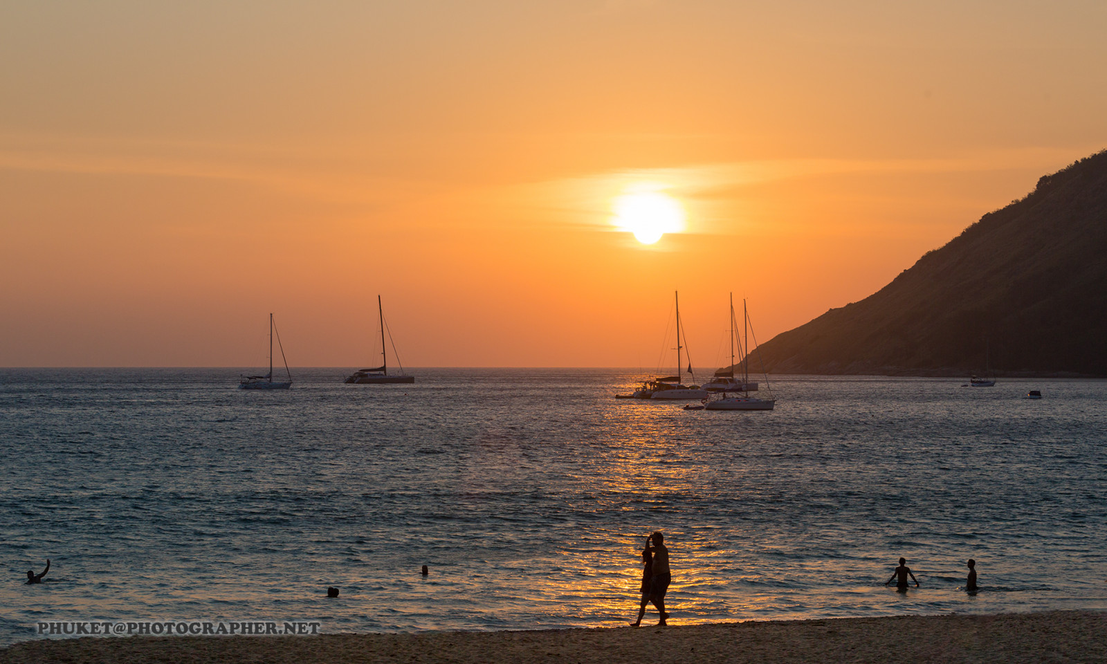 slunce, kolo, tvar, stožár, soumrak, záliv, nábřeží, vozidlo, pláž, zlato, odraz, Reflex, jachta, katamarán, plavba, loď, loď, plachta, západ slunce, rybolov, voda, moře, oceán, phuket, pelerína, mrak, Samui, Thajsko, Pattaya, krabi, horizont, Příroda, venkovní, vlna, světlo, žlutý, barva, brigh, uklidnit, odpočinout si, pobřeží, pobřeží, pobřeží, minimalismus, nebe, krajina, večer, noc, HDR, paprsek, mraky, klidný