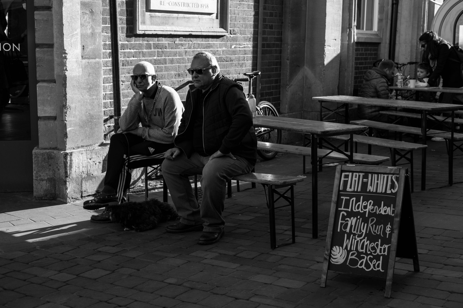 uomini, persone, bianca, nero, monocromo, strada, seduta, strada, fotografia, caffè, cane, panchina, Persona, Fujifilm, infrastruttura, fotografia, streetphotography, Candido, fujifilmxt10, istantanea, all'aperto, Hampshire, bianco e nero, fotografia in bianco e nero, posizioni umani, film noir, winchester, fujinonxf35mmf2rwr