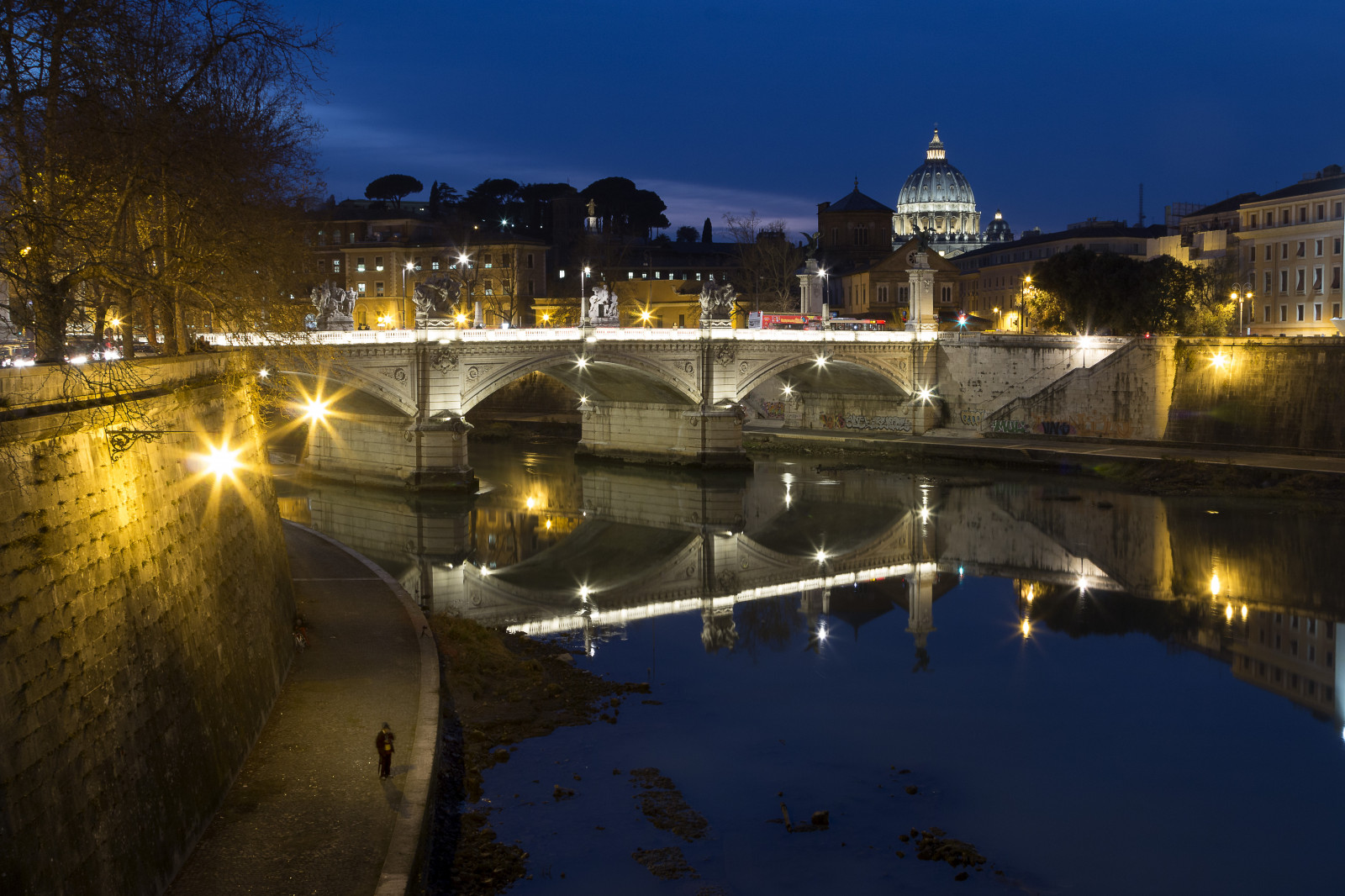 krajina, pouliční osvětlení, město, panoráma města, Itálie, noc, voda, odraz, nebe, zima, večer, most, řeka, město, panoráma, soumrak, Řím, kanál, banka, strom, rostlina, Italia, osvětlení, roma, sanpietro, vodní tok, mezník, Vaticano, turistická atrakce, vodní, tělo z vody, Tevere, Antomarto, Ntomarto