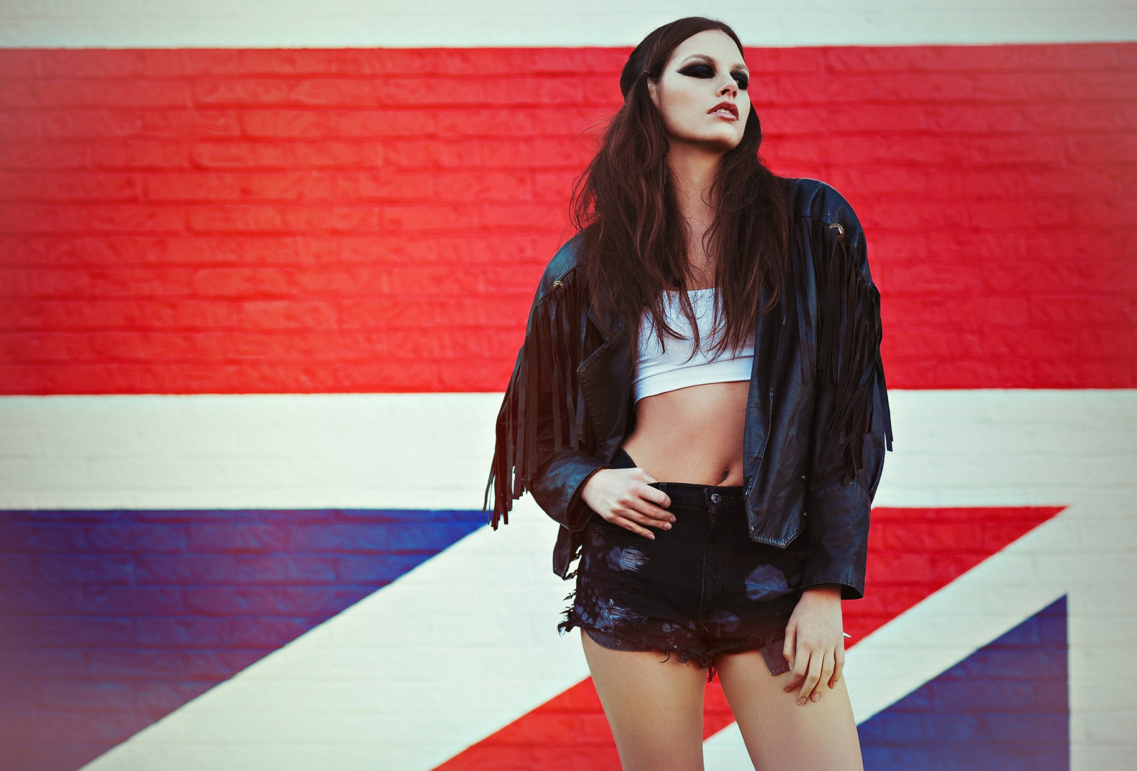 ženy, model, bruneta, Červené, nohy, jean šortky, kožené bundy, móda, břicho, oční stíny, jaro, dívka, krása, dáma, noha, obuv, focení, podlaha, módní přehlídka