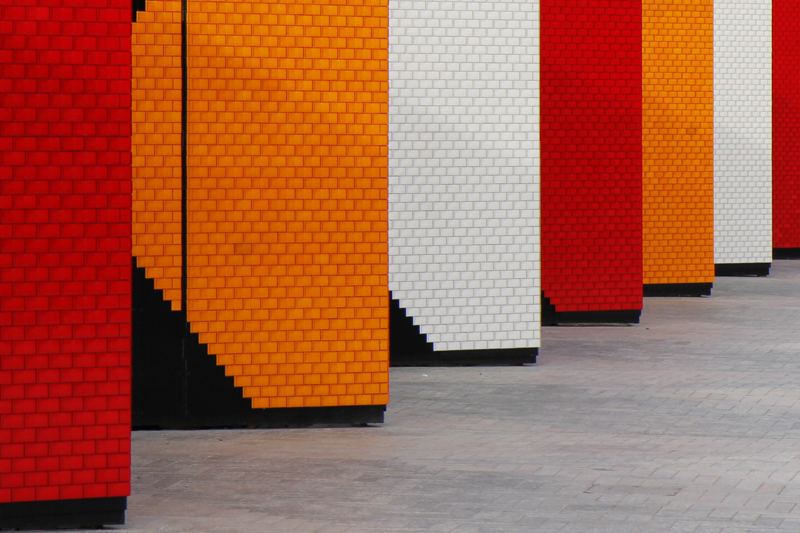 Londýn, Červené, stěna, umělecká díla, dřevo, žlutý, vzor, oranžový, Vzhled interiéru, UMĚNÍ, barva, materiál, tvar, design, patro, podlaha, dno, čára, instalace, nábytek, Londen, Žaluzie okna, podlaha, kingscross, Lewis, cubittsquare, reflektory, ranabegum