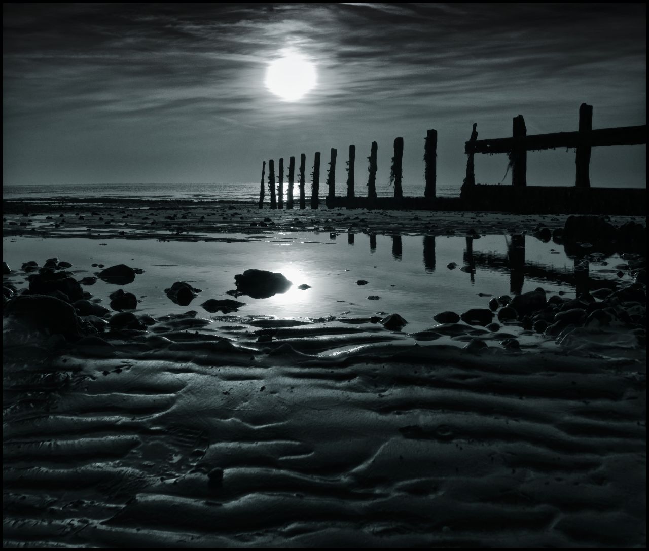 Černá, černobílý, západ slunce, moře, noc, pobřeží, písek, odraz, nebe, pláž, Měsíc, modrý, pobřeží, měsíční svit, horizont, atmosféra, skály, soumrak, vlnky, světlo, mrak, svítání, tělesné, oceán, odrazy, vlna, tma, slapy, měsíční, kent, Černý a bílý, monochromatické fotografování, nebeský, vlnolamy, isleofsheppey, mořská voda, laysdownonsea