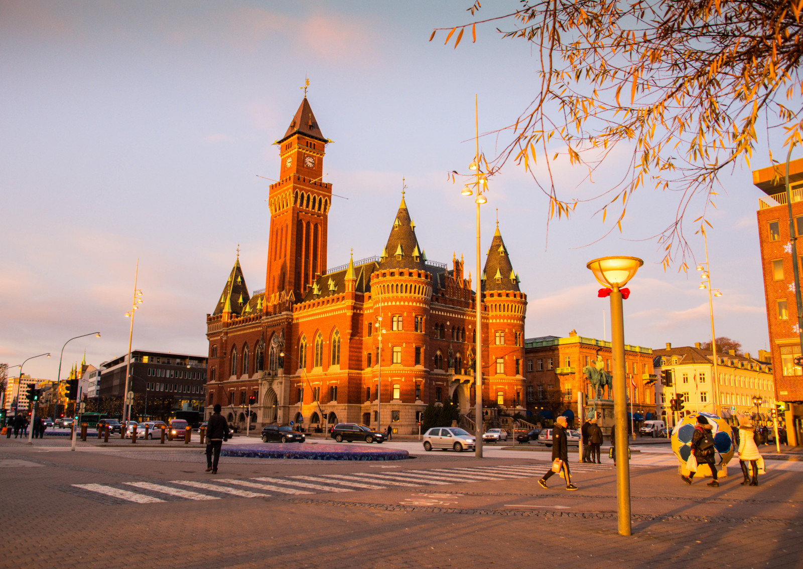 คน, พระอาทิตย์ตก, เมือง, ถนน, cityscape, กลางคืน, สถาปัตยกรรม, น้ำ, ธรรมชาติ, ท้องฟ้า, ถนน, ภาพเงา, ตอนเย็น, หอคอย, เมือง, สวีเดน, พลบค่ำ, จัตุรัสกลางเมือง, Sverige, ต้นไม้, ตัวเมือง, กลางแจ้ง, cityview, เรือ, ห่วงโซ่, sk nel n, se, himmel, resund, solnedg ng, Siluett, เฮลบอร์ก, r dhuset, townhall, siluette, พลาซ่า, สถานที่สำคัญ, เขตเมือง, นิคมอุตสาหกรรมของมนุษย์, สถานที่สักการะบูชา