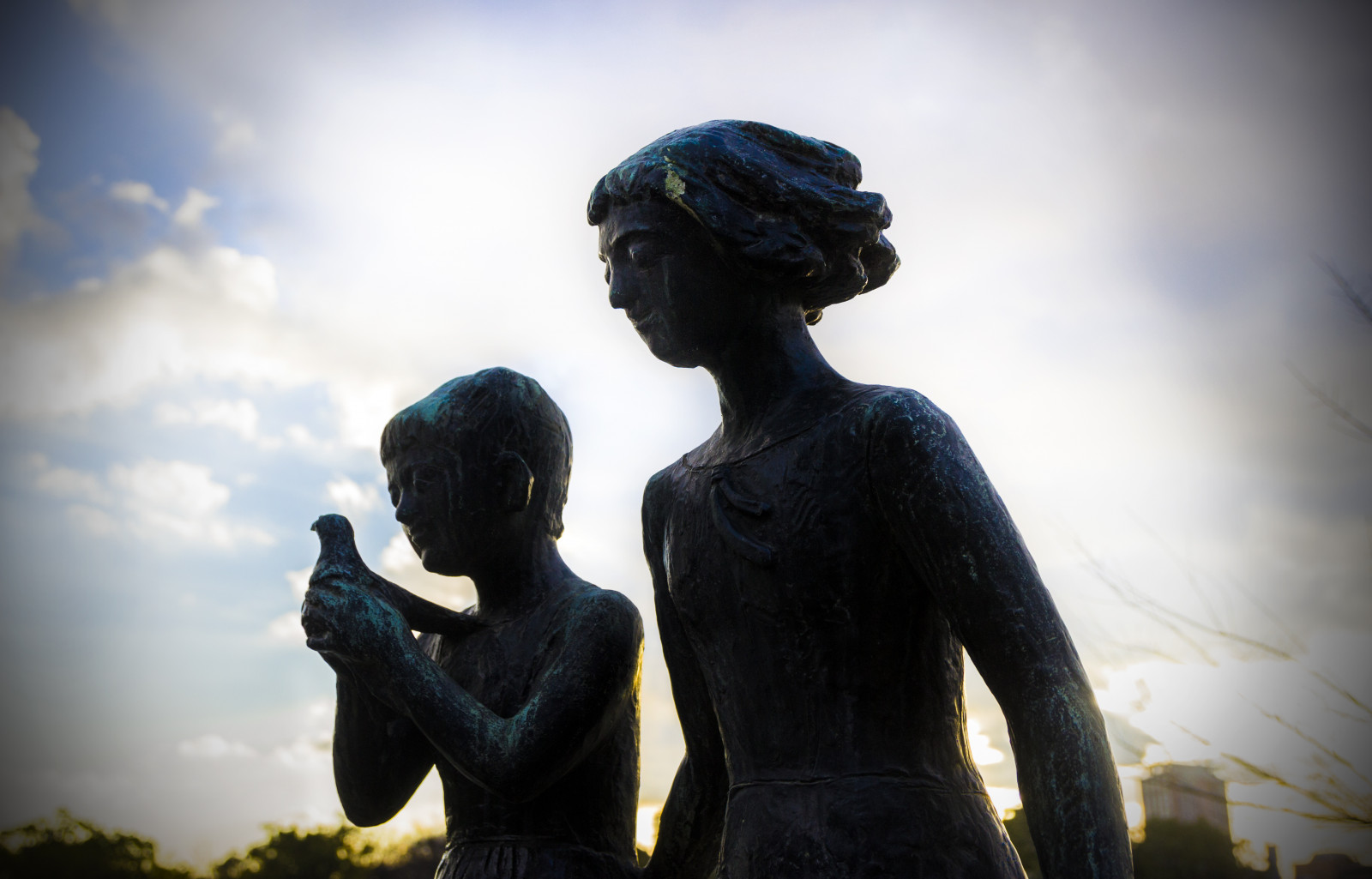 Japonsko, kontrast, Photoshop, portrét, Asie, děti, nebe, park, zima, umělecká díla, Kánon, sochařství, socha, orientální, holubice, mír, Viněta, památník, Hirošima, pamětní, 2017, UMĚNÍ, světlo, mrak, strom, cestovat, dívka, prefektura, železo, 600D, bombardovat, viaje, Japon, atomový, sigma1770, klasické sochařství, oběť, Honsu