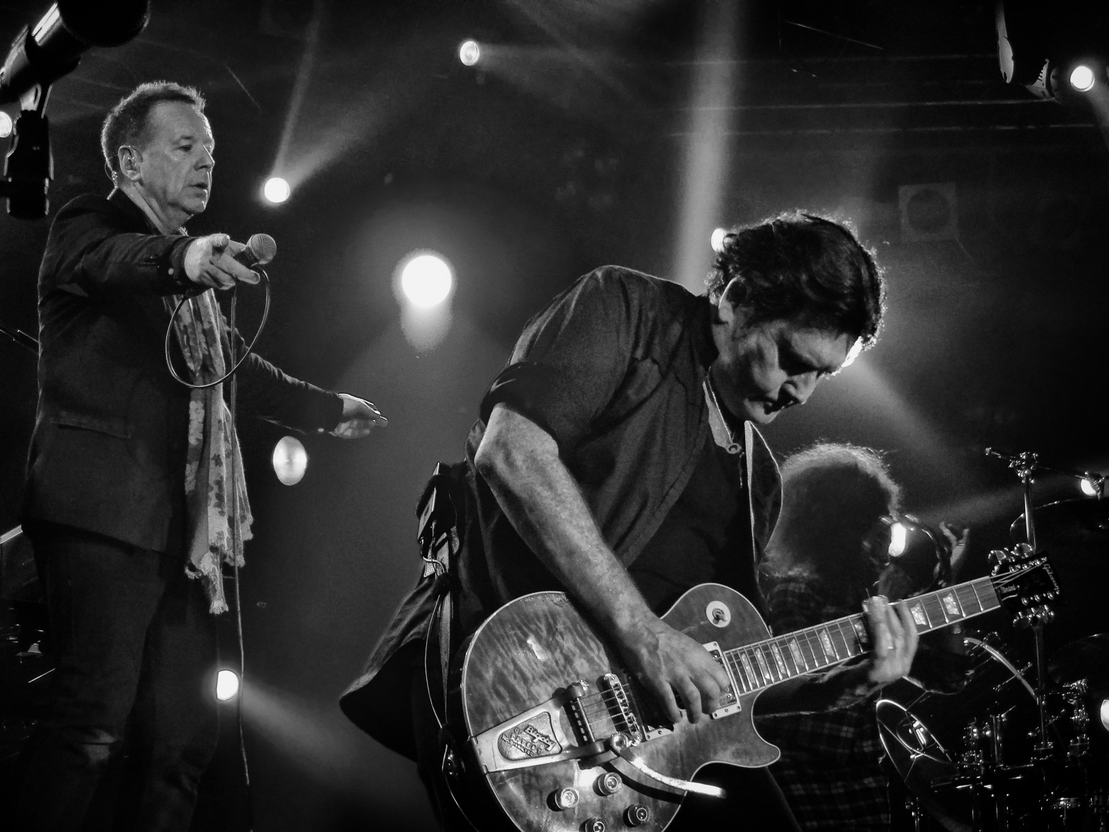 Černá, černobílý, kytara, hudební nástroj, fotografování, hudba, zpěvák, kapela, hudebník, Polsko, Warsaw, hudební umělec, bicí, kytarista, pop music, zpěv, událost, zábava, tělesné, představení, fáze, tma, žít, koncert, Černý a bílý, monochromatické fotografování, drnkací nástroj, strunný nástroj, basista, písničkář, warszawa, rockový koncert, hudebního tělesa, baskytara, múzických umění, buben, písničkář, Stodo a, Simpleminds, Jimkerr, Charlieburchill, Lastfm událost 3681365, public event, musical instrument accessory, string instrument accessory, session musician, guitar accessory